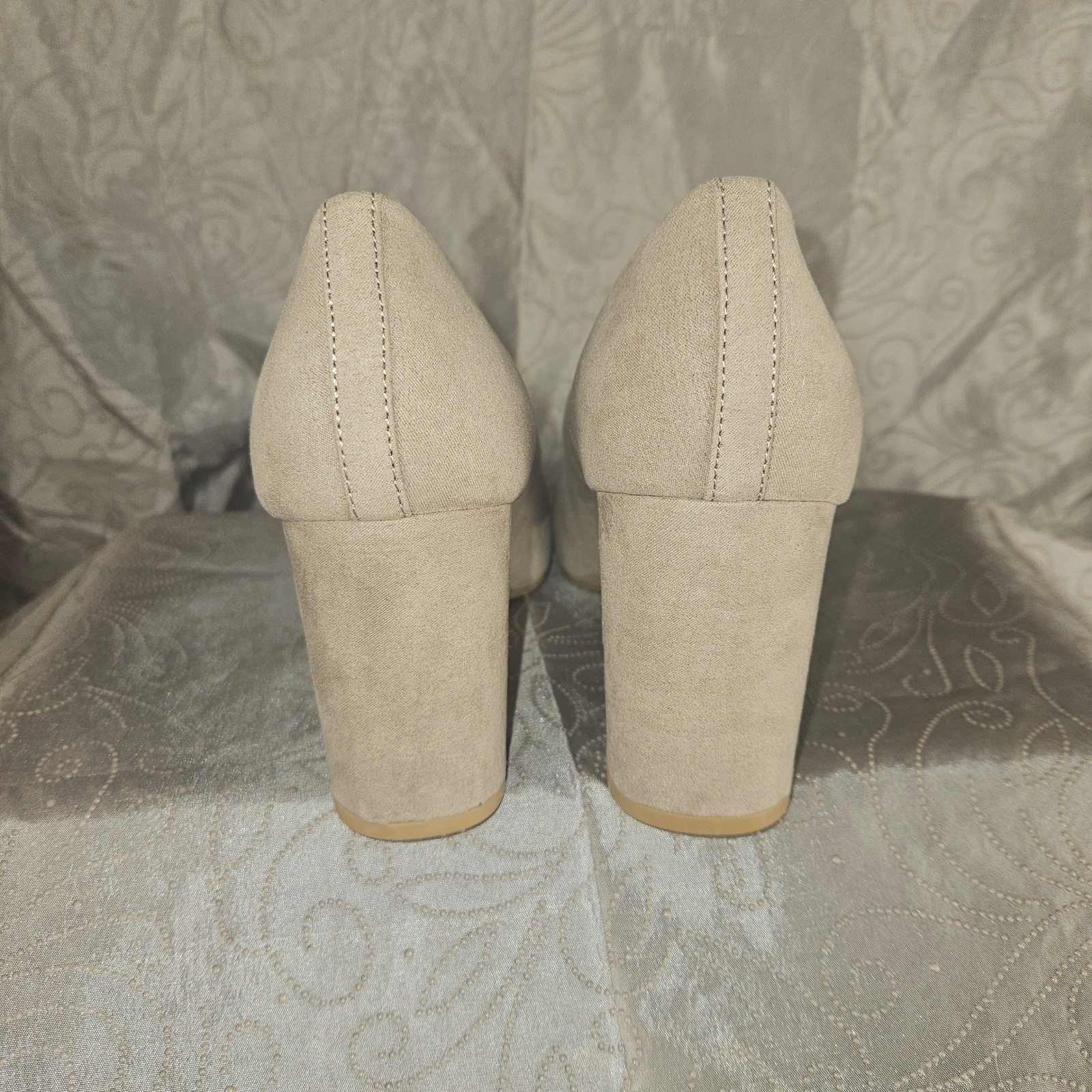 CL by Laundry Beige Microsuede Block Heel Pumps Round Toe Womens 7 Wide LCA-001W