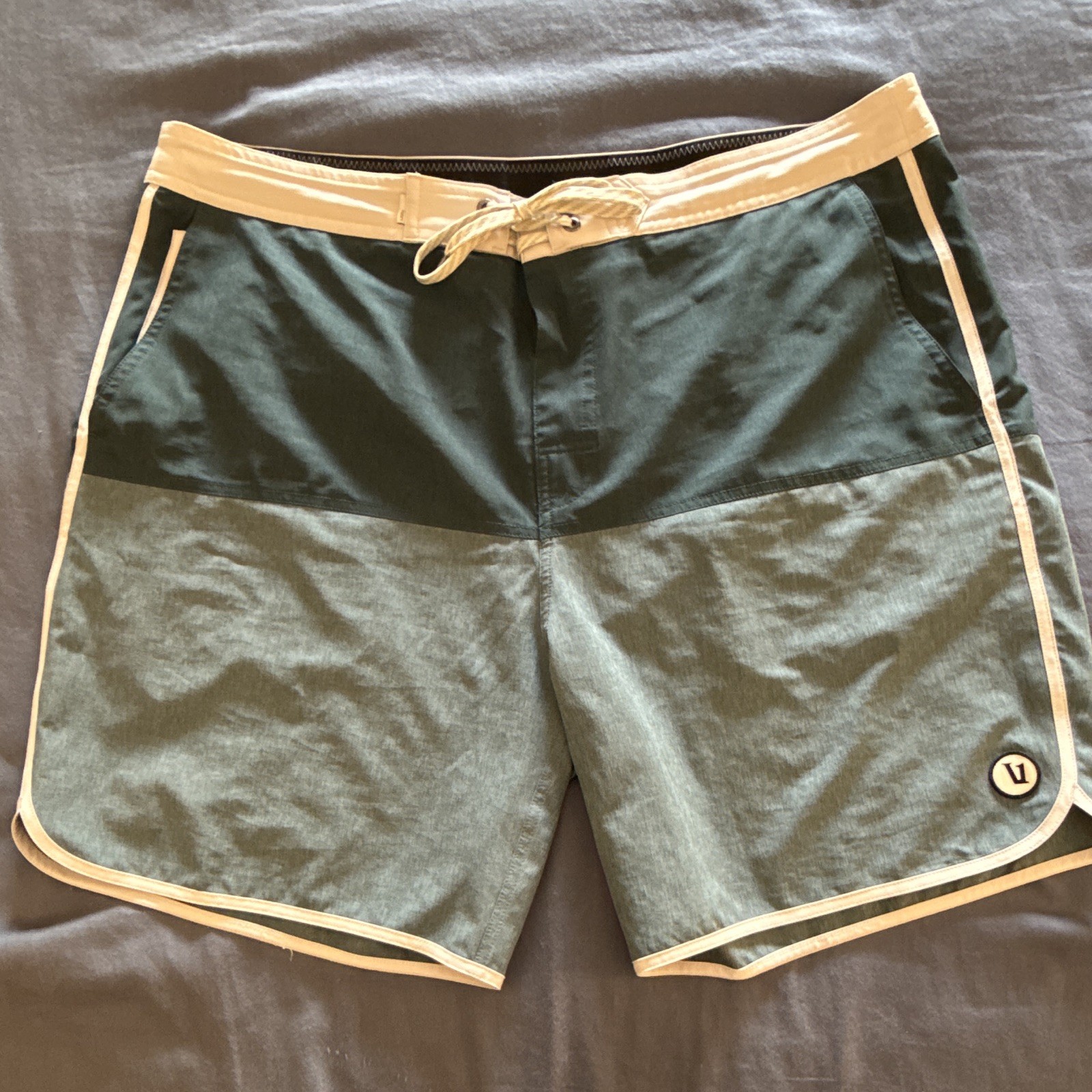 Vuori Men’s Colorblock Swim Trunks Size 38 Green/Gray Drawstring Regular Fit.