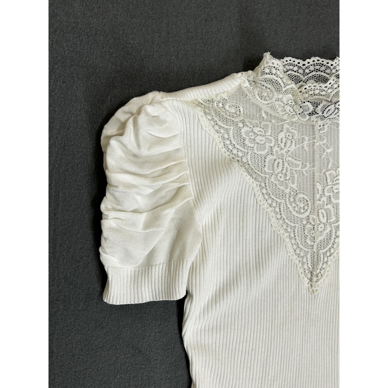 Almost Famous Blouse Womens Medium White Excellent Lace Puff Sleeve Ribbed Top
