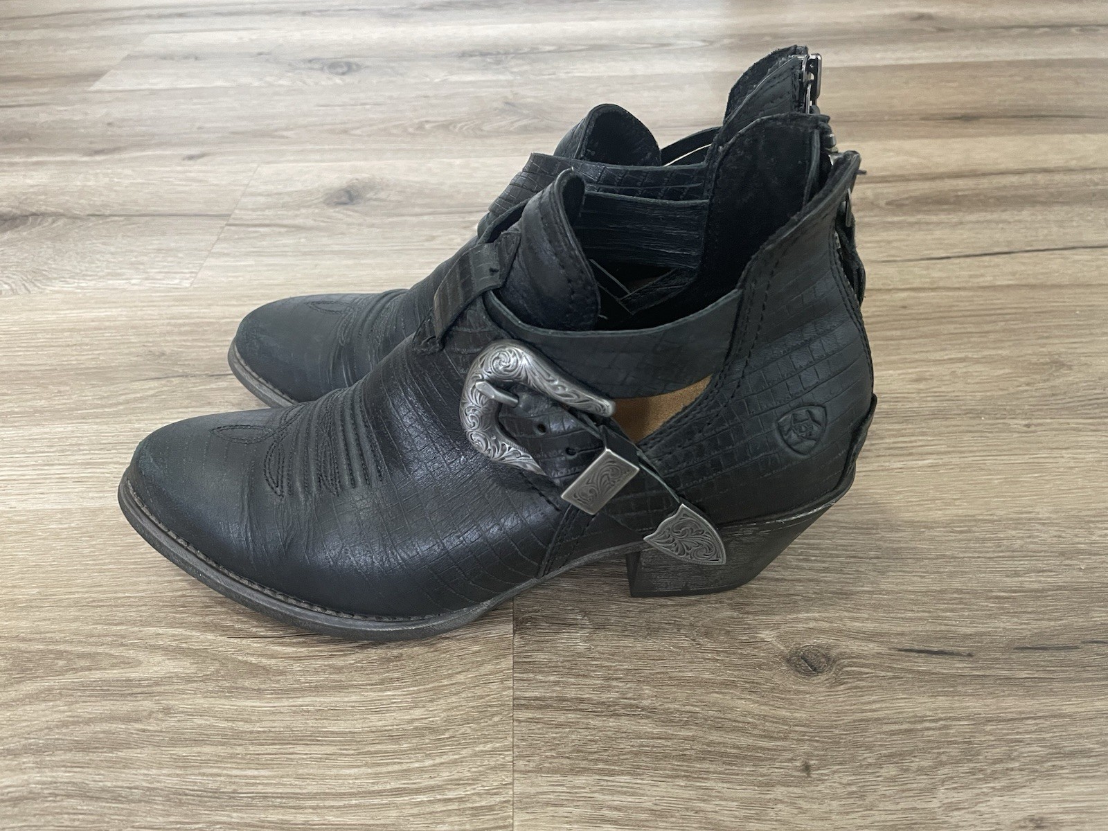 Ariat Dulce Women’s Size 9 B Black Leather Zip Back Buckle Ankle Boot 10023195