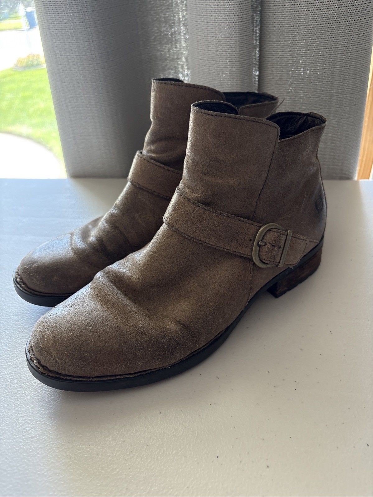 Born Bootie Women’s Sz 9 M Gray distressed Leather Casual Zip Buckle ankle boot