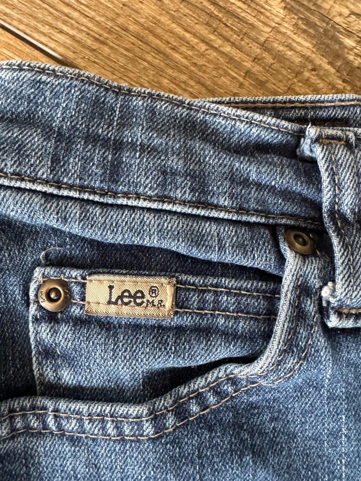 Vintage Lee Relaxed Fit Mid Rise Denim Shorts Blue cut offs Petite 6, 5-Pocket