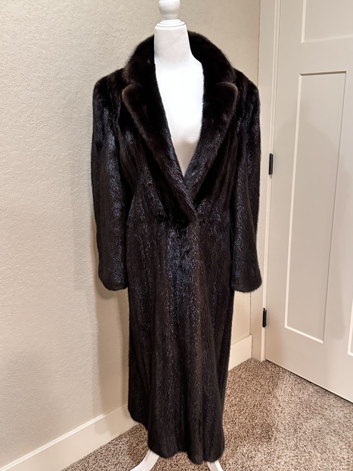 Oscar de la Renta Women’s Brown Mink Fur Long Coat Lined Button Collared Sz L