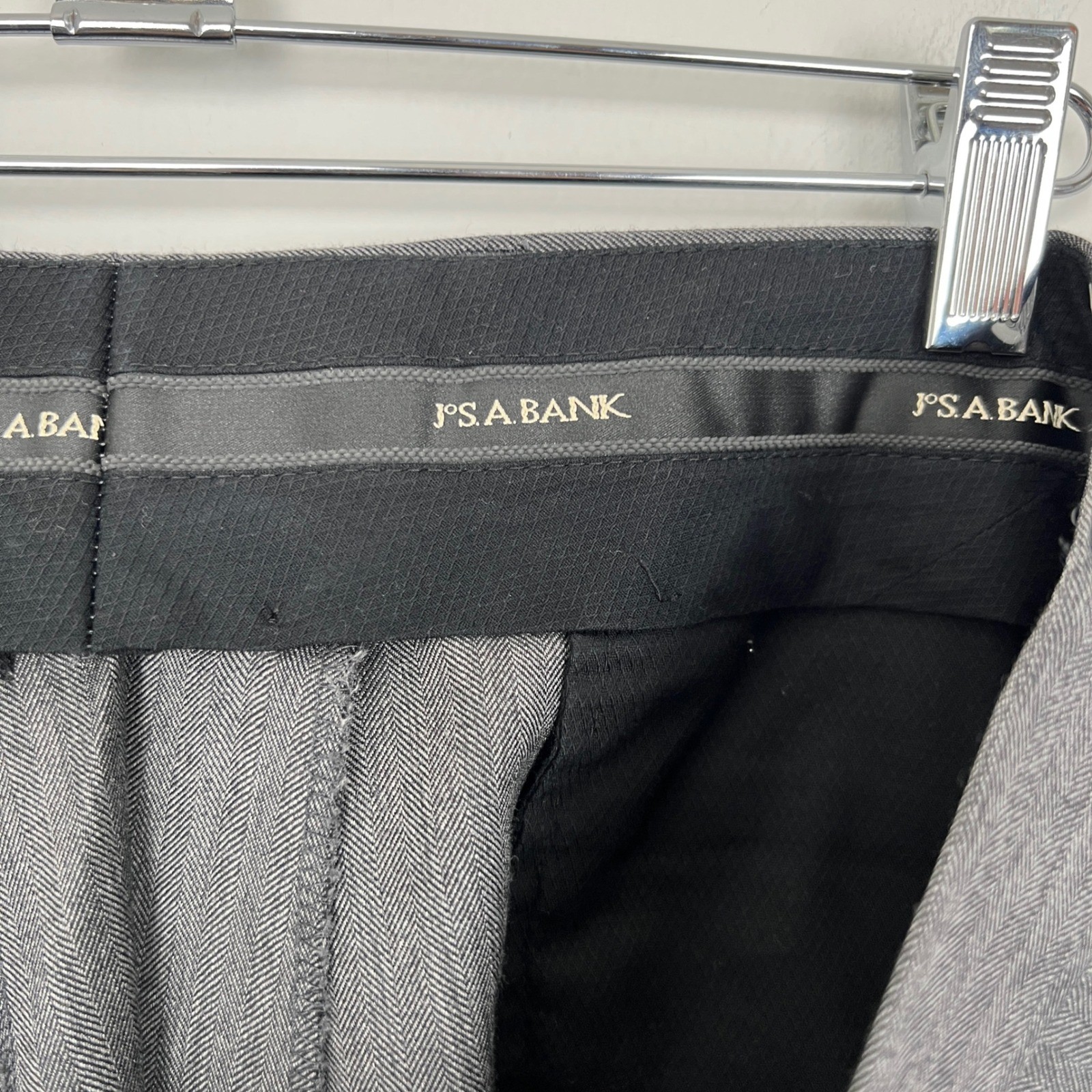 Jos A Bank Mens Charcoal Gray Herringbone Suit 2 Piece 2 Button Jacket Pants L40