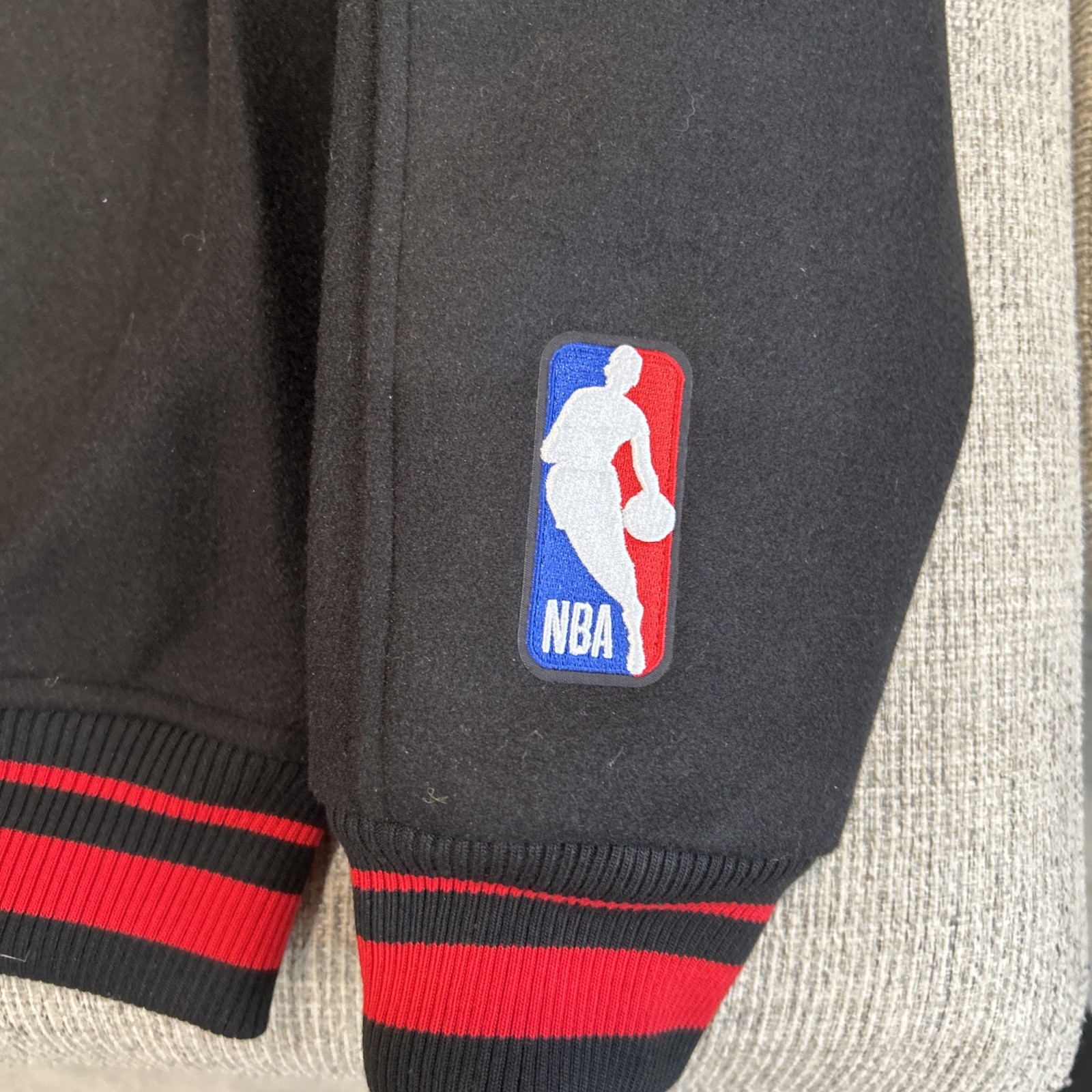 PRO STANDARD NBA CHICAGO BULLS CREST EMBLEM MEN’S RIB WOOL VARSITY JACKET BLACK