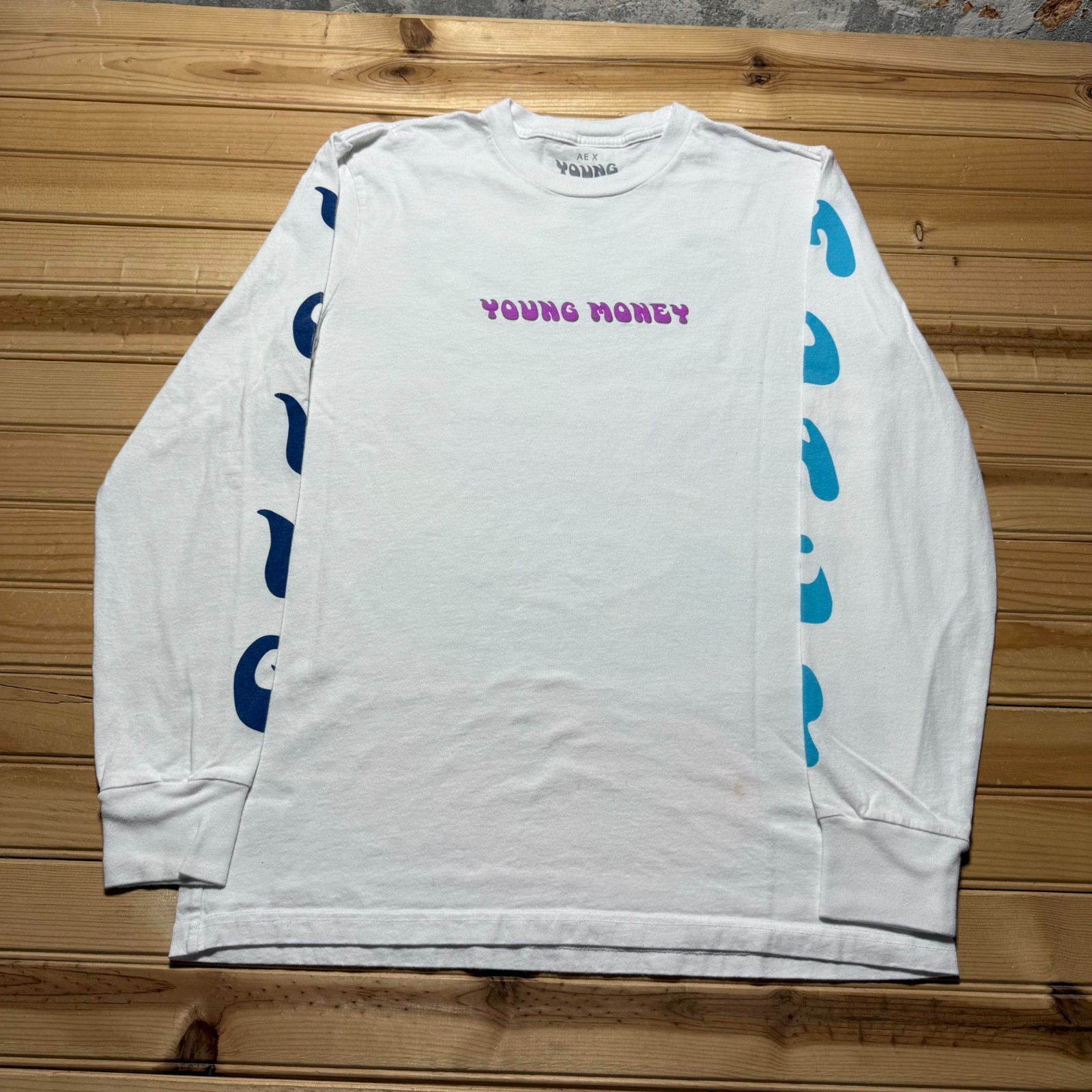 American Eagle x Young Money World Globe Long Sleeve Graphic T-Shirt – Medium