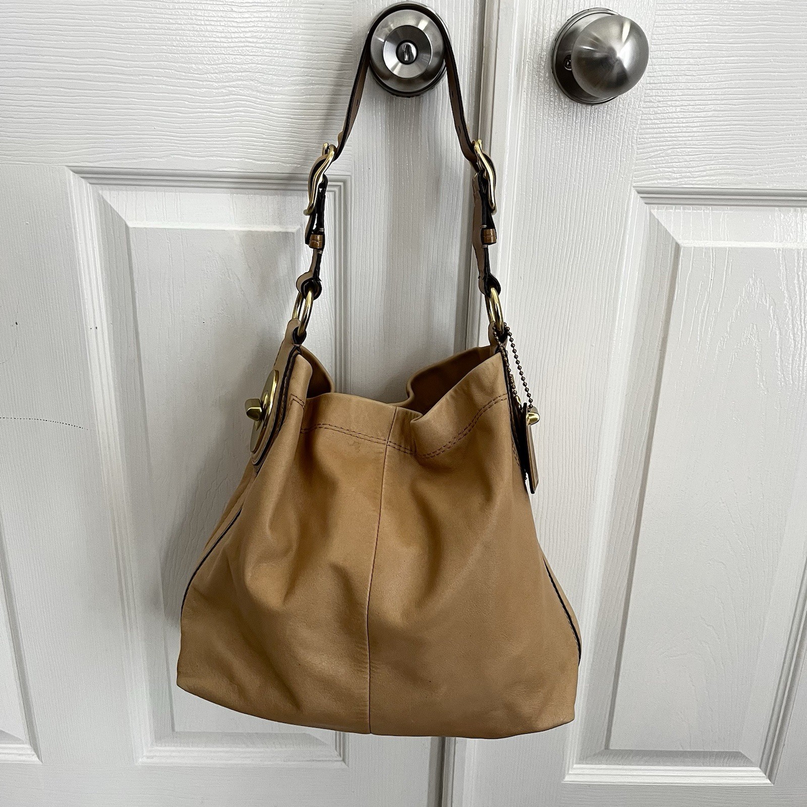2000s Coach Peyton Shoulder Leather Purse Bag – Tan w/ Gold Color Hardware