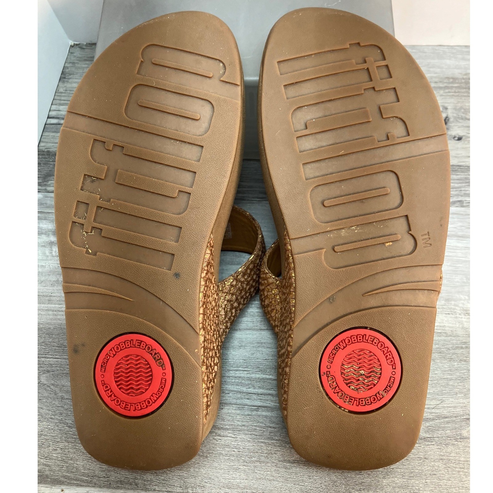 FitFlop Microwobbleboard Bronze Snakeskin Gemstone Thong Sandals Womens 7