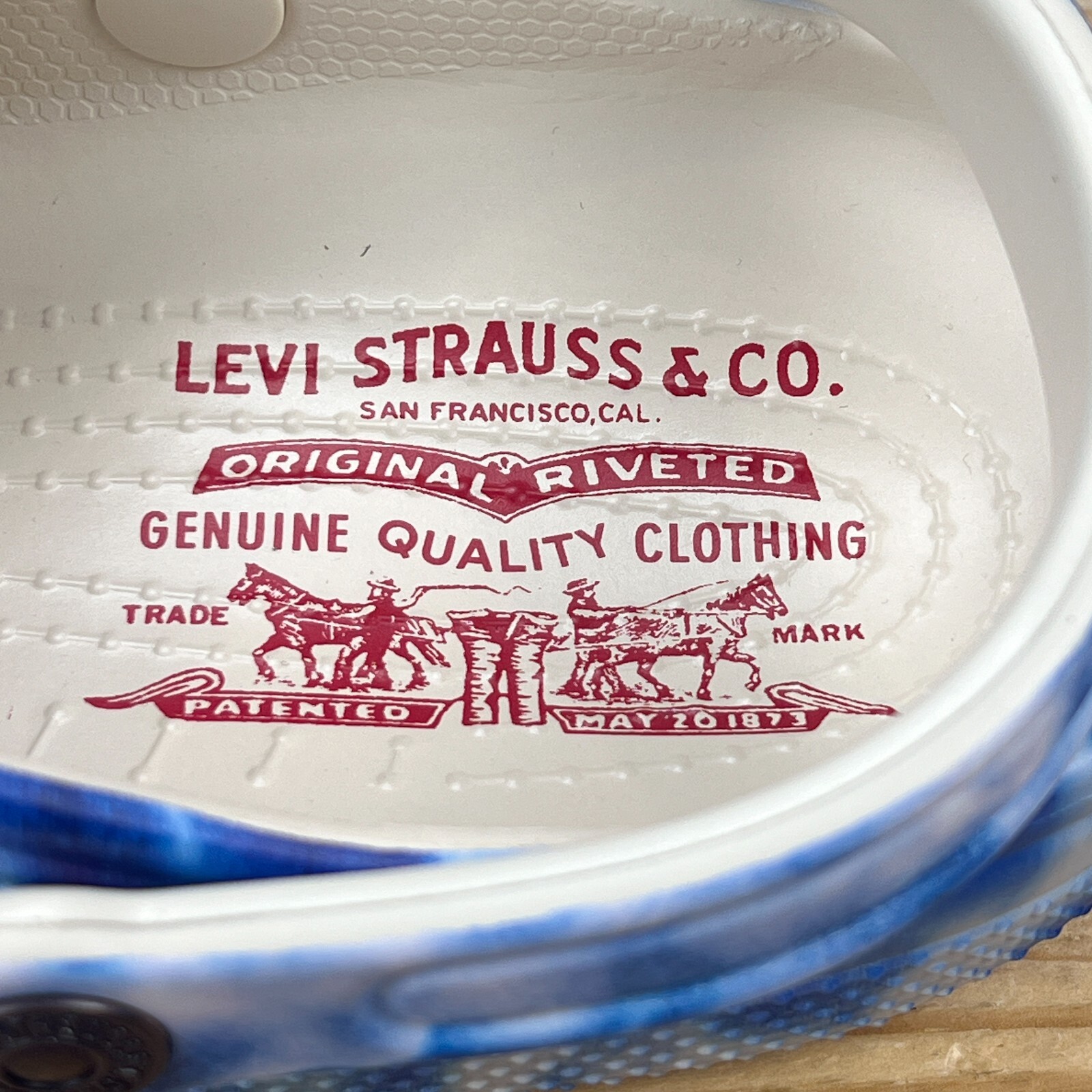 Levi’s x Crocs Unisex-Adult Classic Tie Dye Men’s & Women’s Exclusive Jibbitz