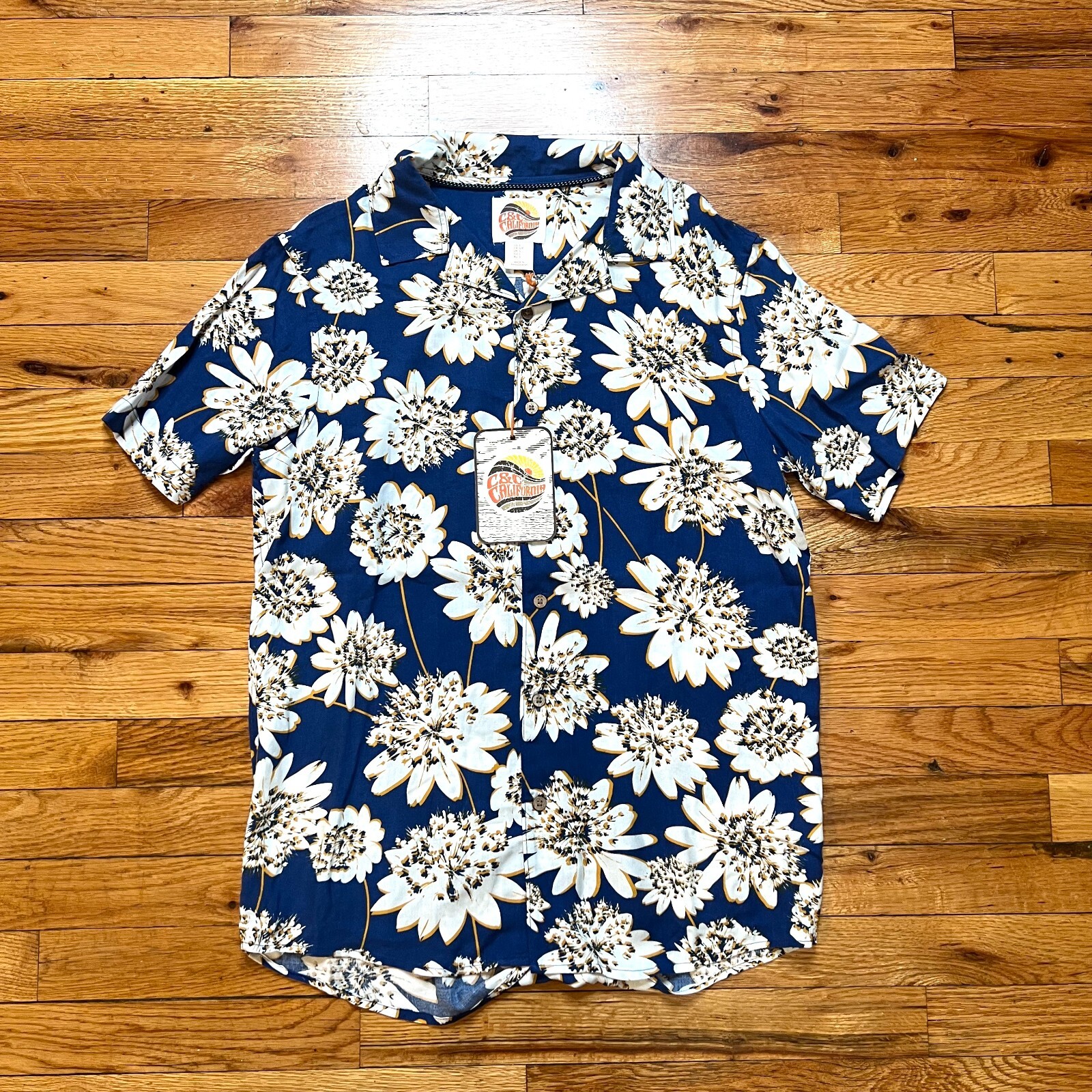 C & C California Short Sleeve Button Down Shirt Floral NWT – Size S – Blue