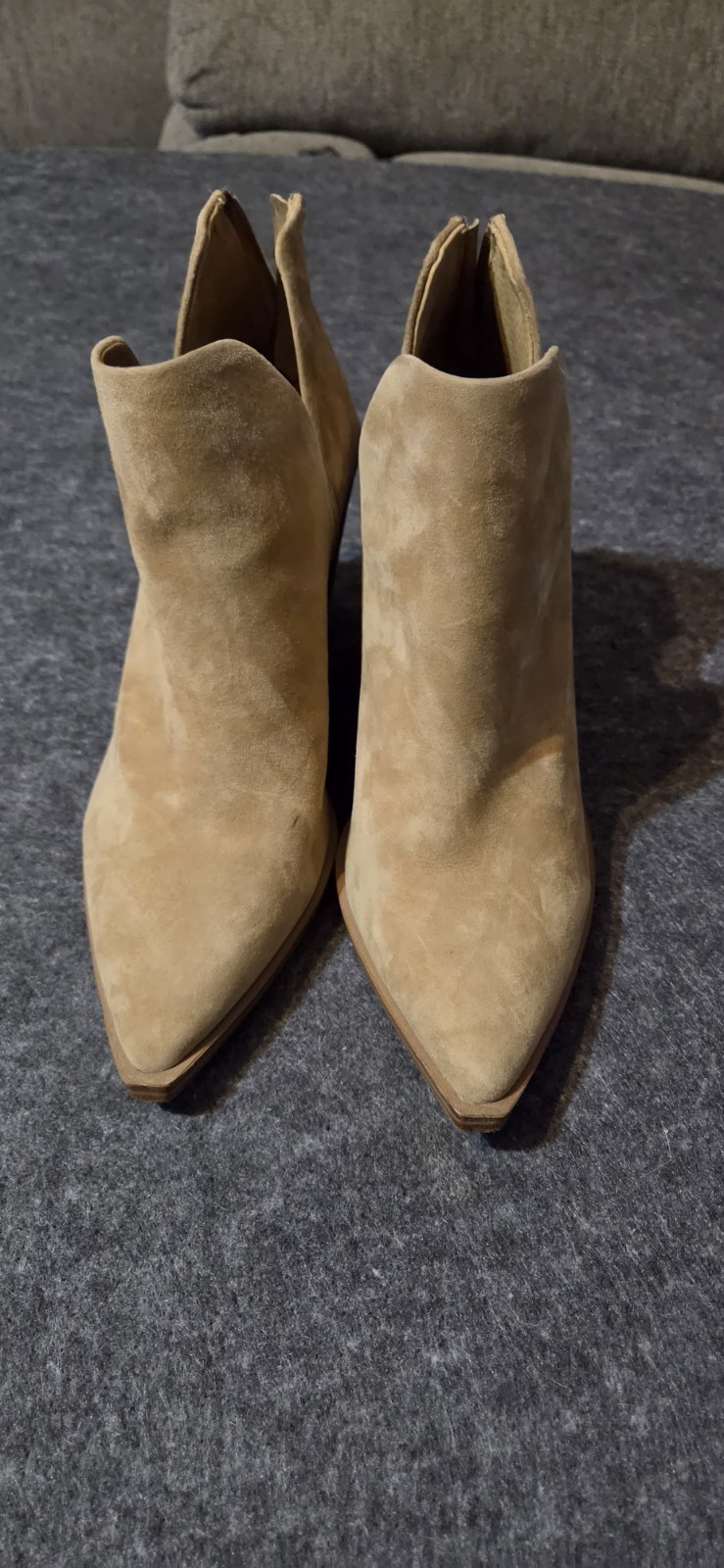 Steve Madden Women’s Beige Suede Pointed Toe Side Zip Ankle Bootie Size 9