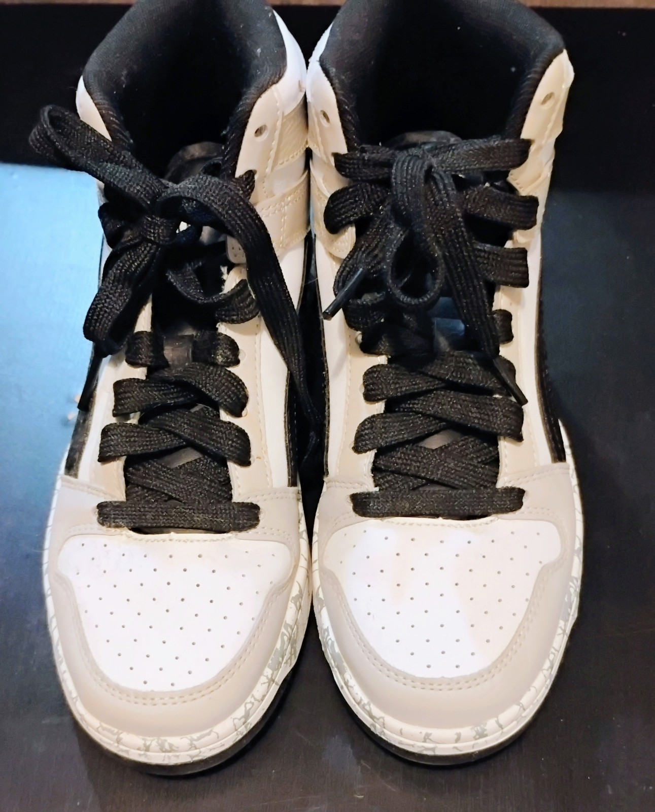 Puma Youth Size 5 Rebound Layup Sneakers