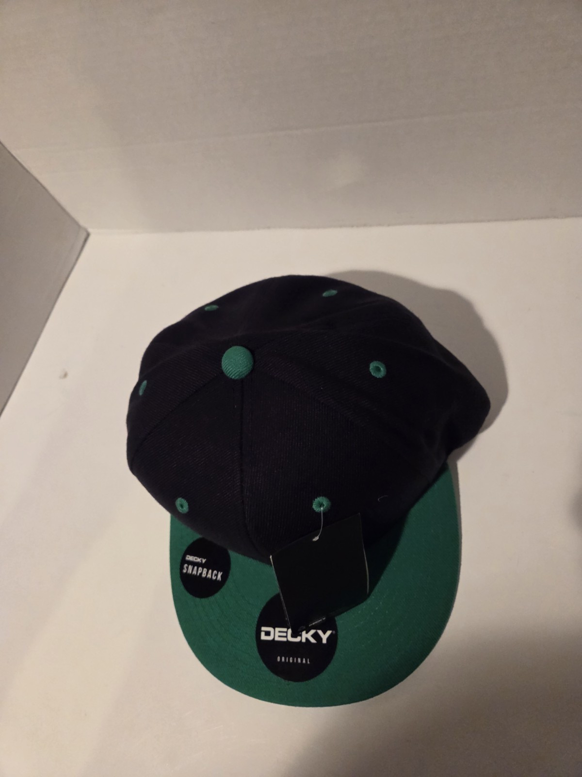 Decky 351 – Blank 2-Tone Snapback Hat, 6 Panel Flat Bill Polyester Black & Green