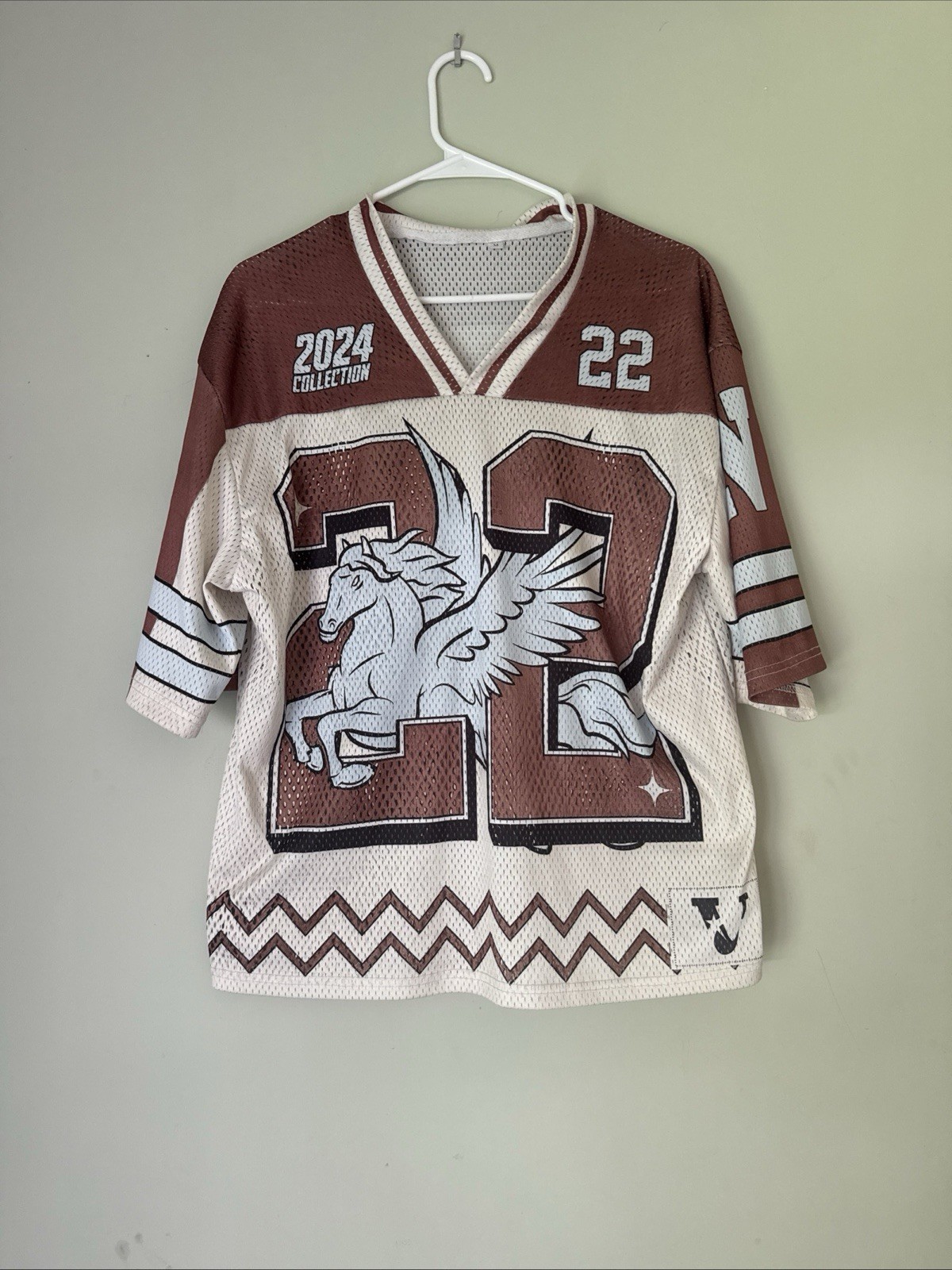 Men’s Mesh V-Neck Jersey T-Shirt White/Burgundy Pegasus Graphic Sz M 22