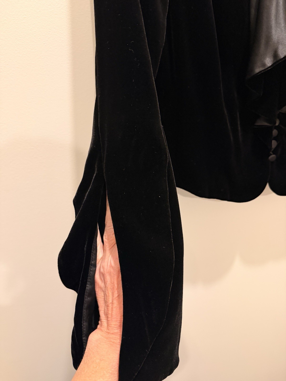 Carmen Marc Valvo Collection Jacket 8 Black Velvet Ruffle Tux Blazer Bell Sleeve