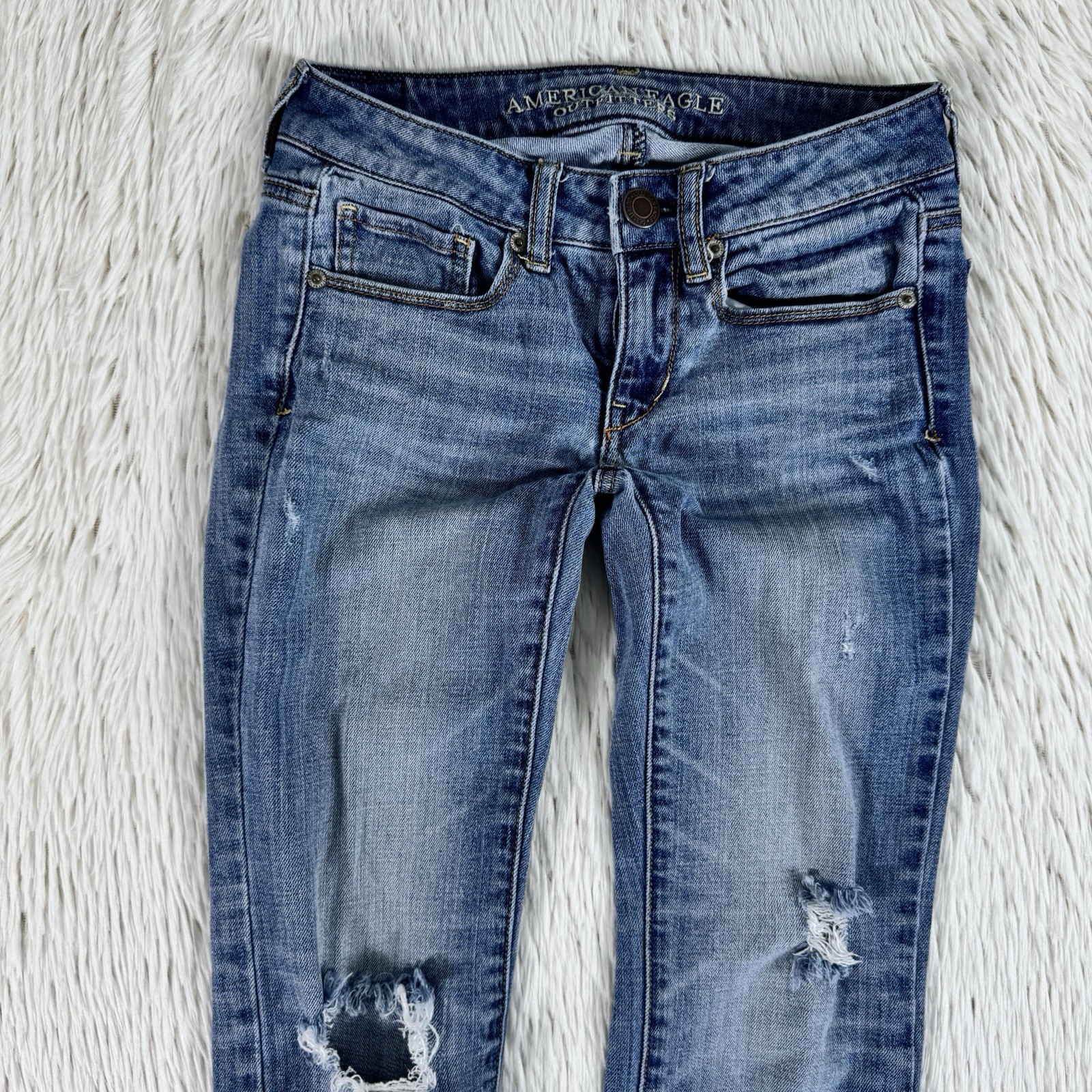 American Eagle Light Wash Distress Low-Rise Stretch Skinny Women’s Size 00 Short