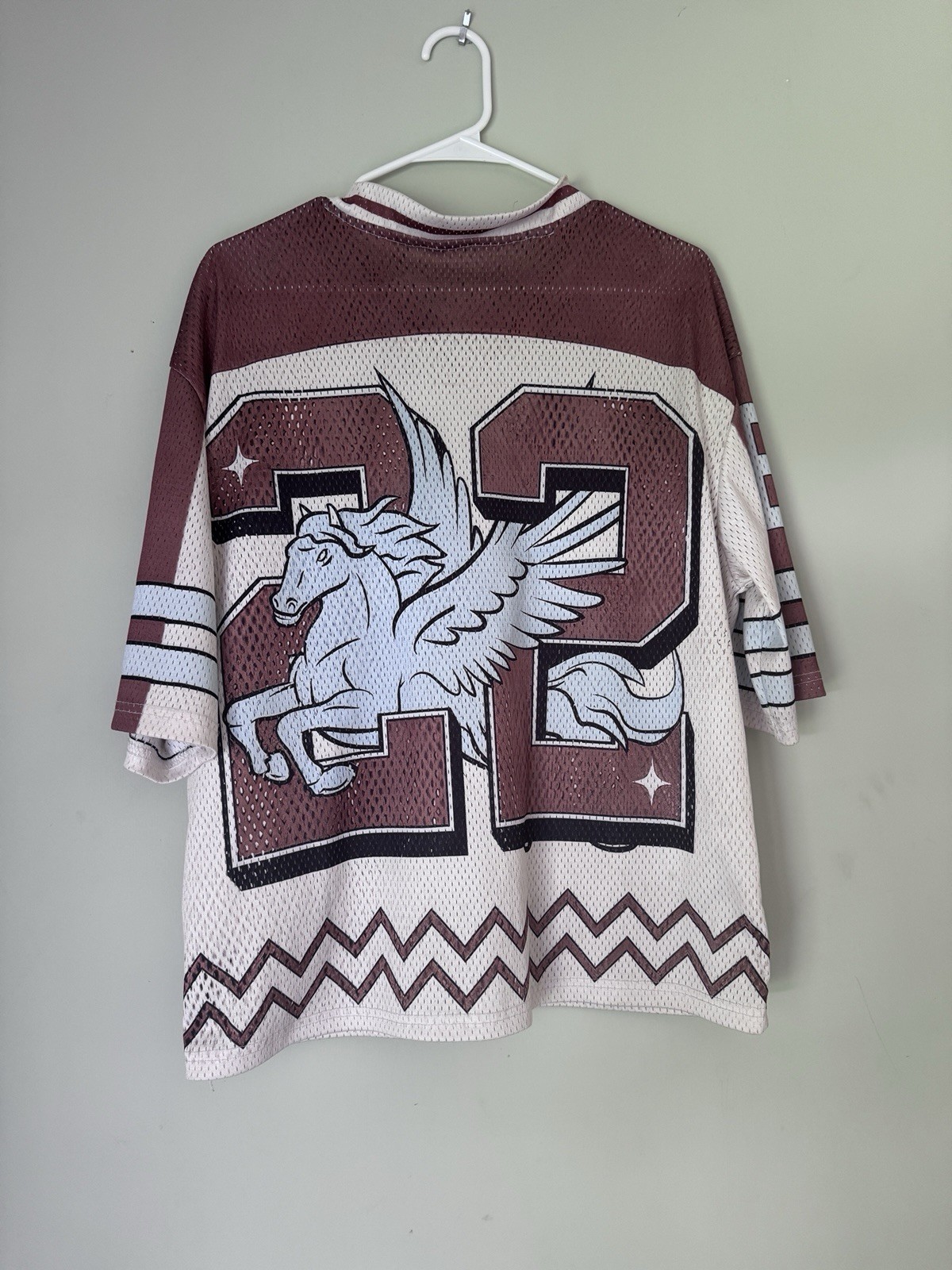 Men’s Mesh V-Neck Jersey T-Shirt White/Burgundy Pegasus Graphic Sz M 22