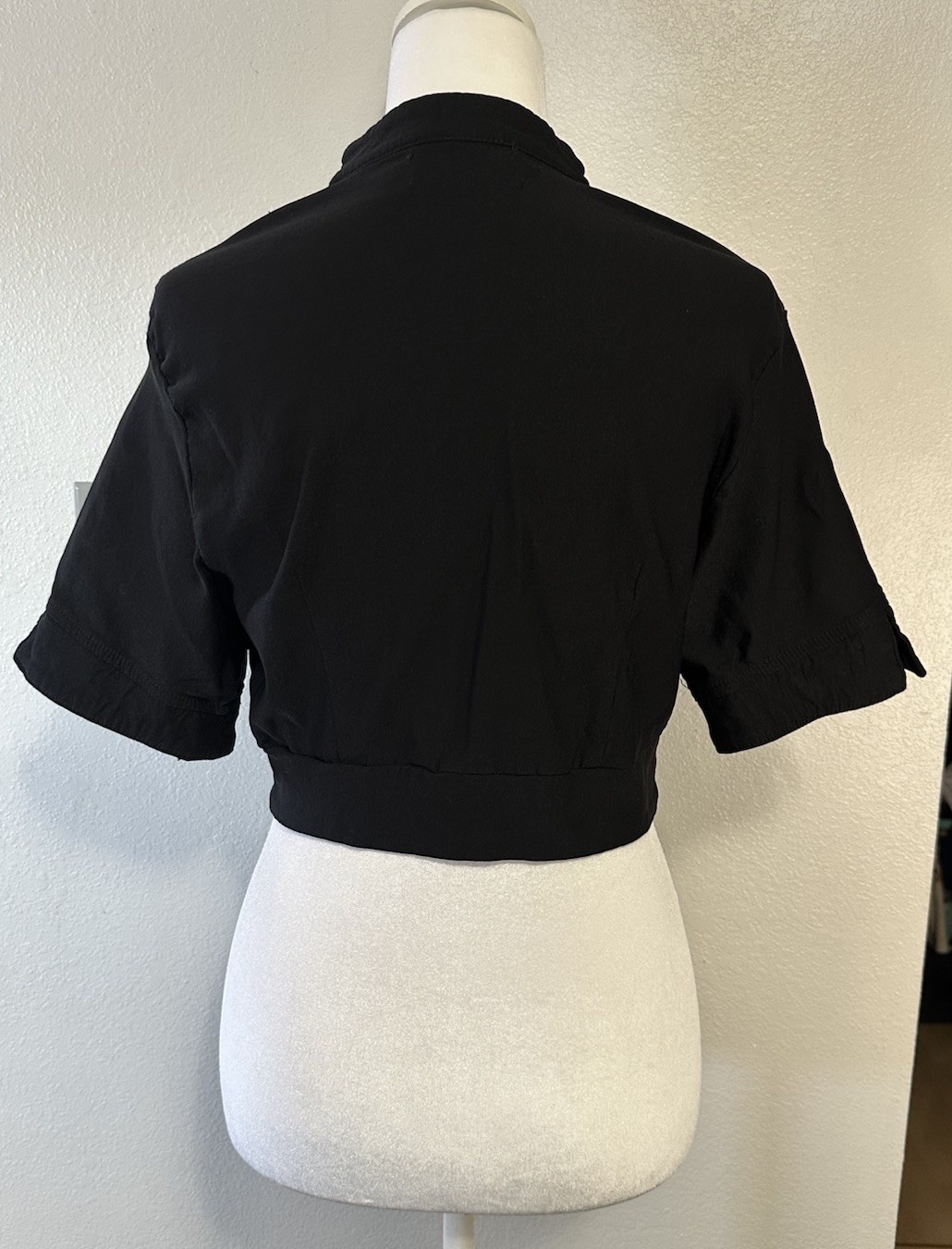 Boulevard Nights Black Cropped V-Neck Button Front Embroidered Cap Blouse Size M