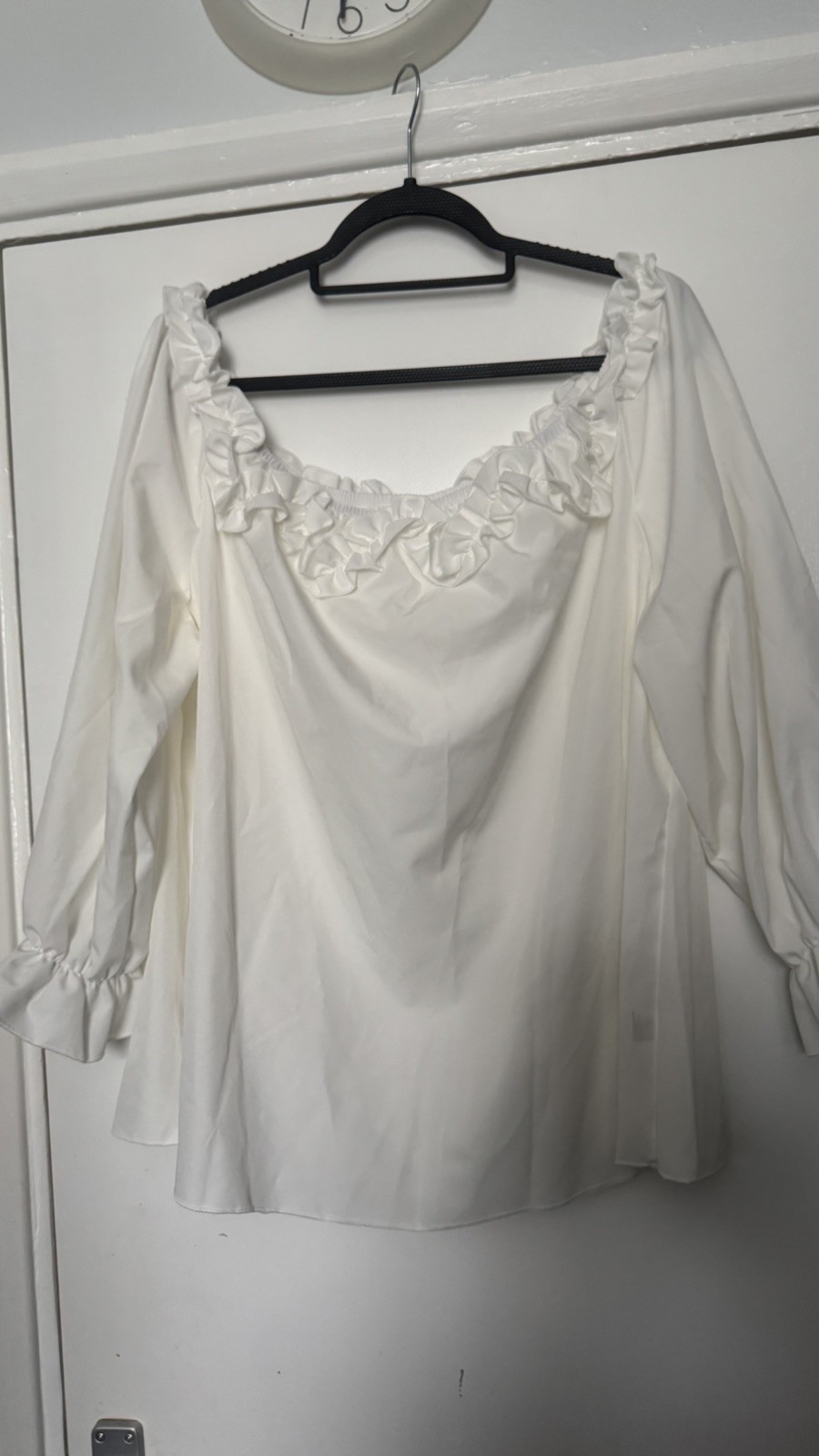 Ladies blouse with ruffled neckline Size 1xl (16-20)