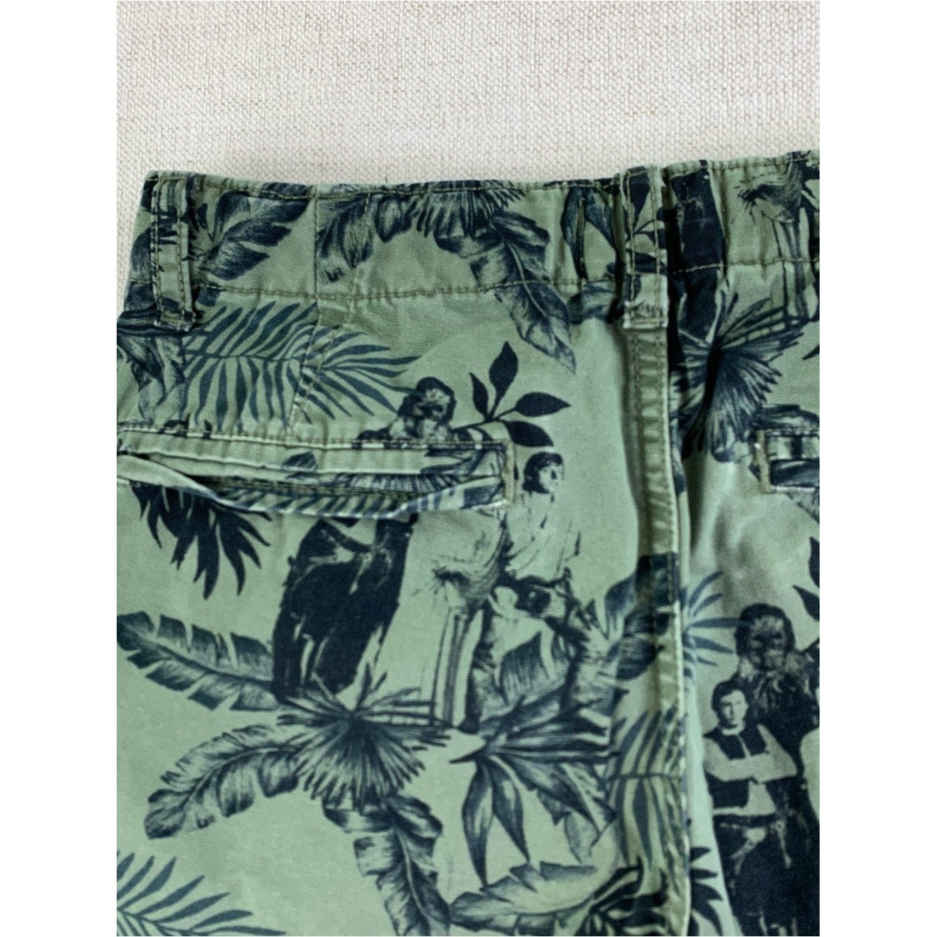 Gap Boy’s Star War printed cargo chino shorts in green black size 12