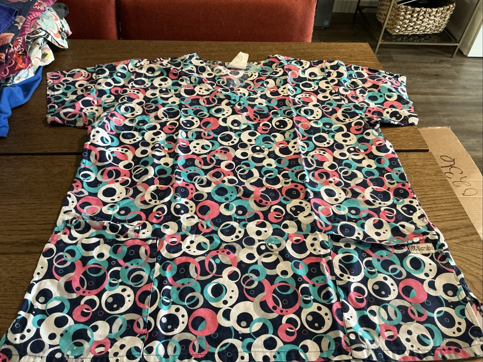 UA Scrubs Scrub Top Womens Size Large Circles Print Short Sleeve Work Shirt