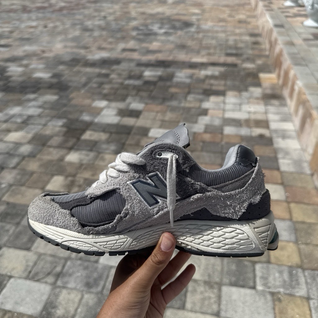 New Balance 2002R Men’s Sneakers Dark Grey Size 7