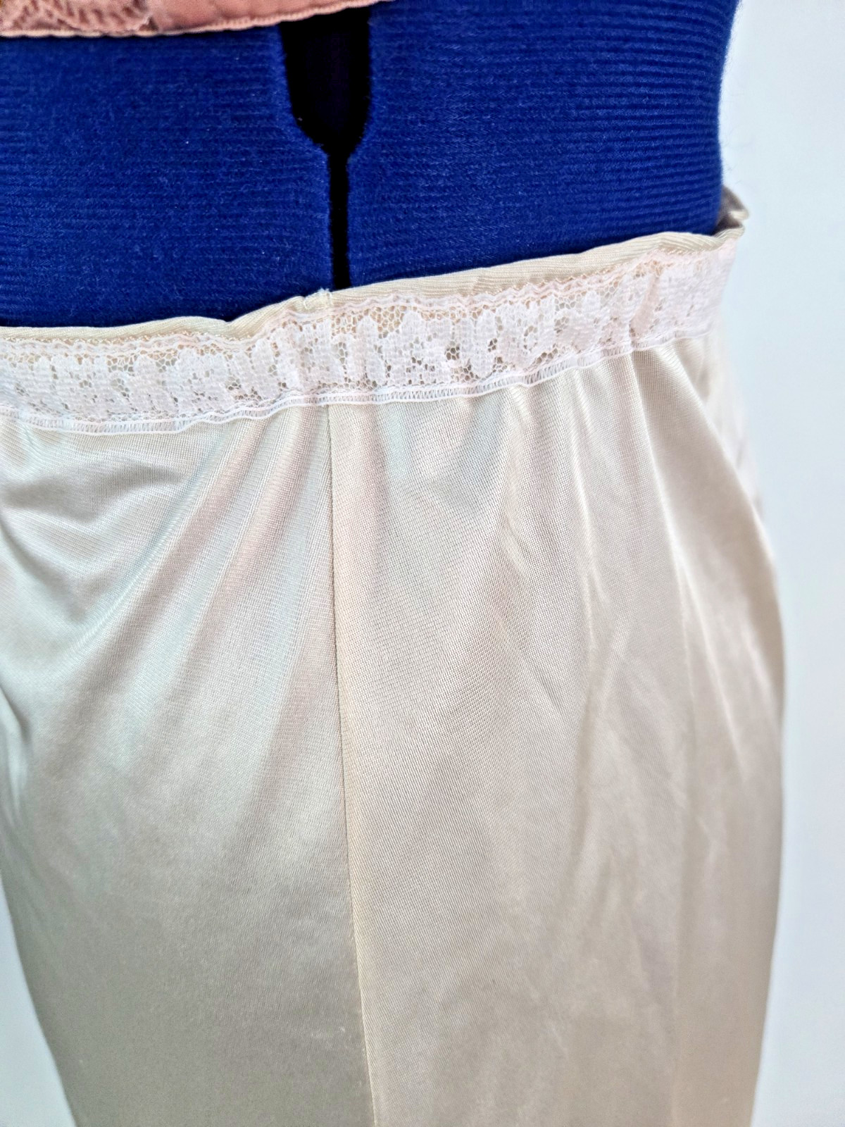 Vassarette 100% Nylon Petticoat beige elastic waist half slip Lingerie Medium