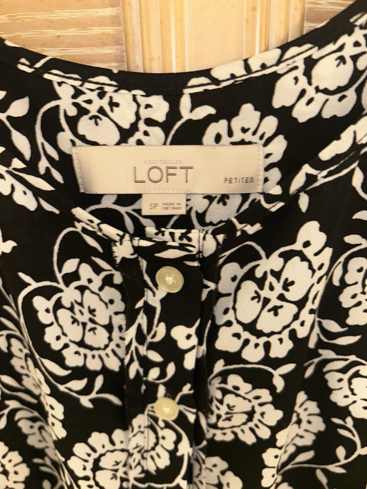 Loft Black and White Floral Henley Style Sleeveless Top Size Small Petite SP