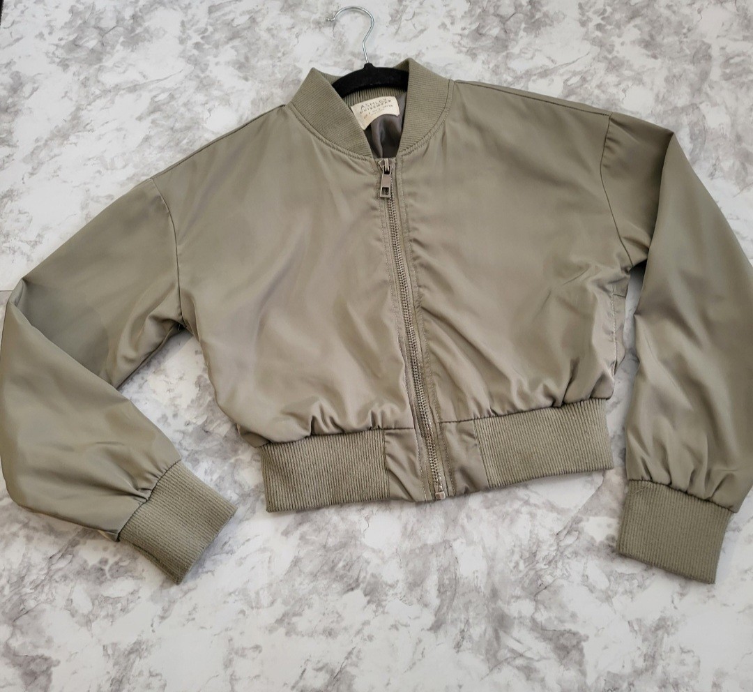 Ashley International Women’s Green Bomber Jacket Zip Lined Short Long Sleeve S