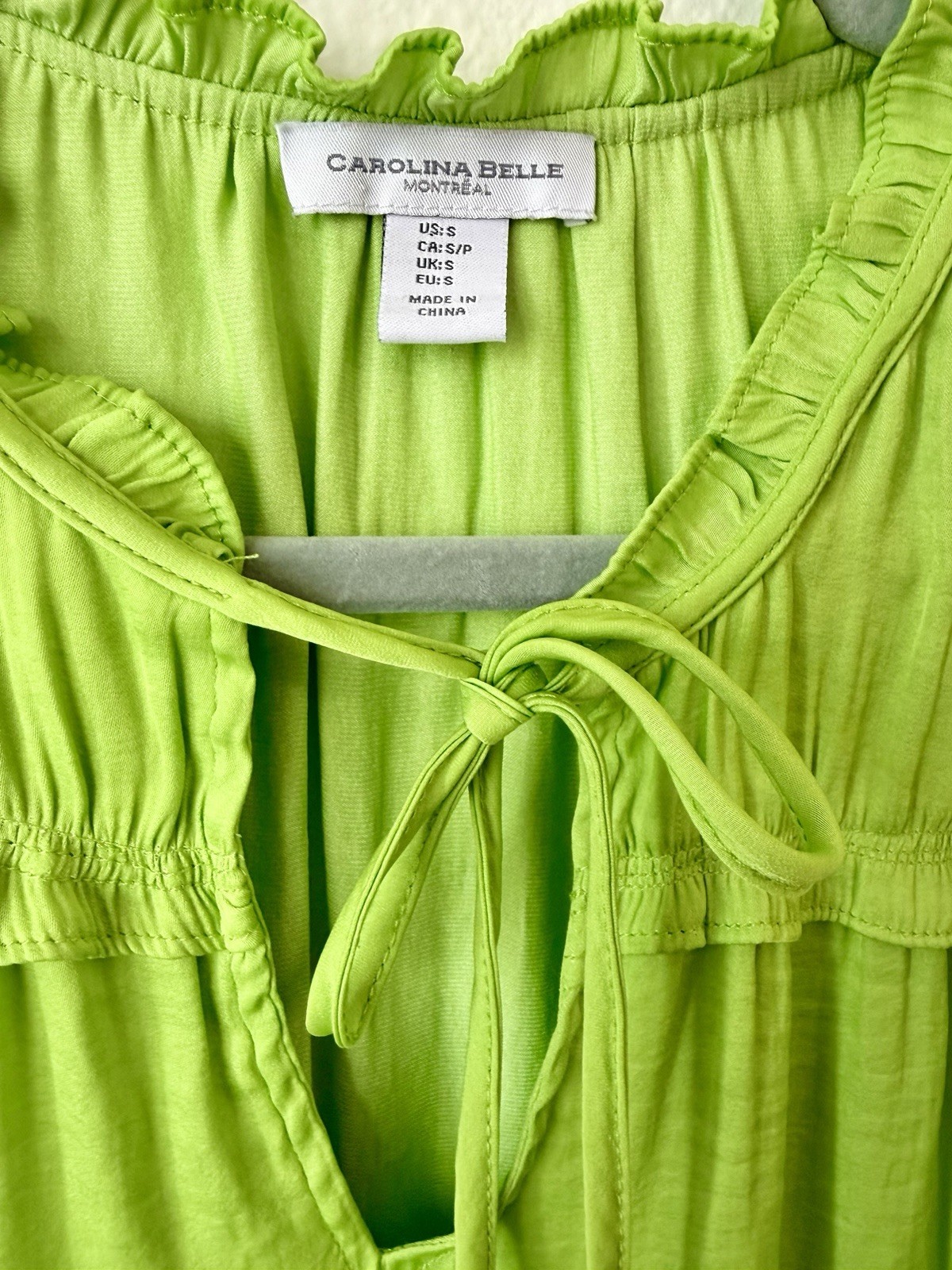 CAROLINA BELLE MONTREAL Blouse Ruffle Flutter Sleeve Keyhole Tie Lime Green S