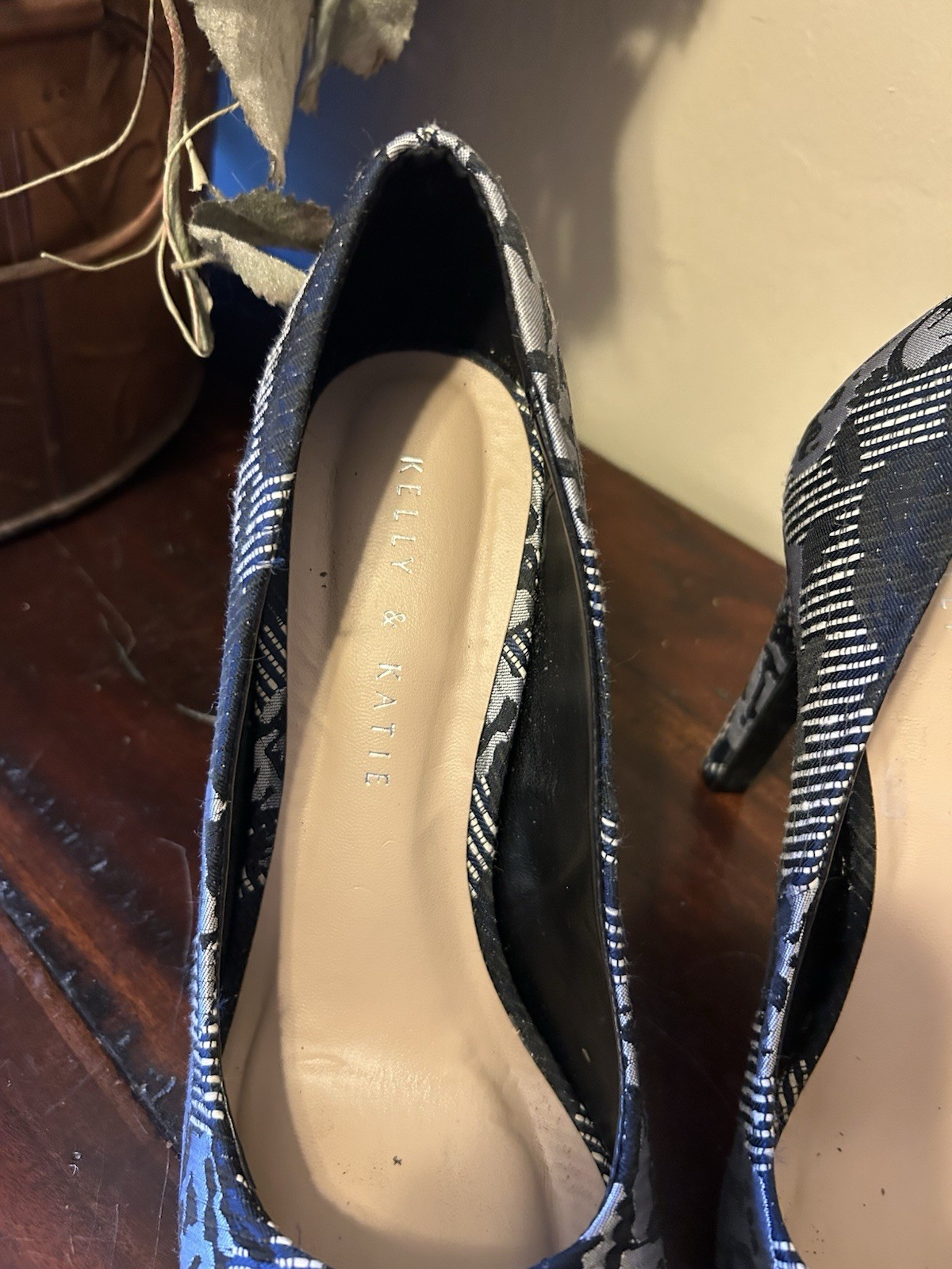 New Kelly & Katie “Larrissa” 4″ heels Shoes~Navy & Silver~Size 7.5M