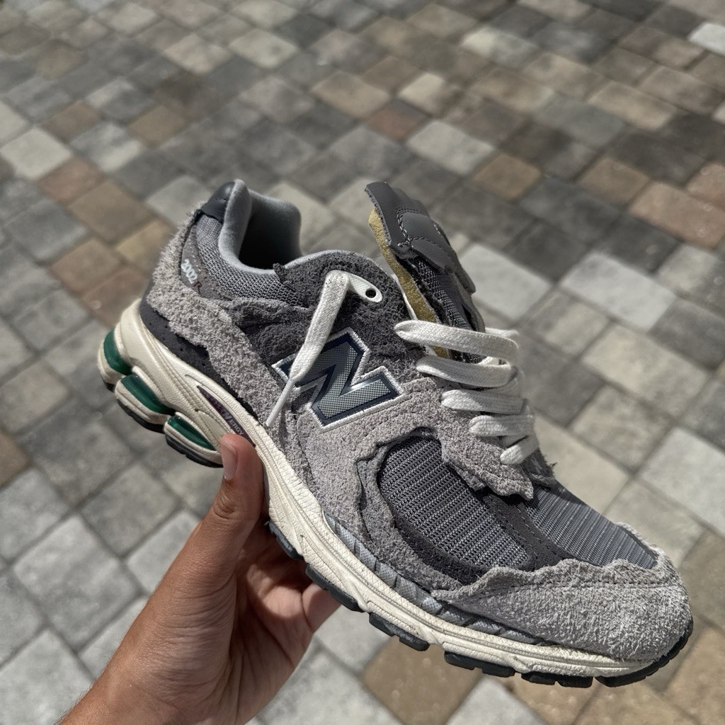 New Balance 2002R Men’s Sneakers Dark Grey Size 7