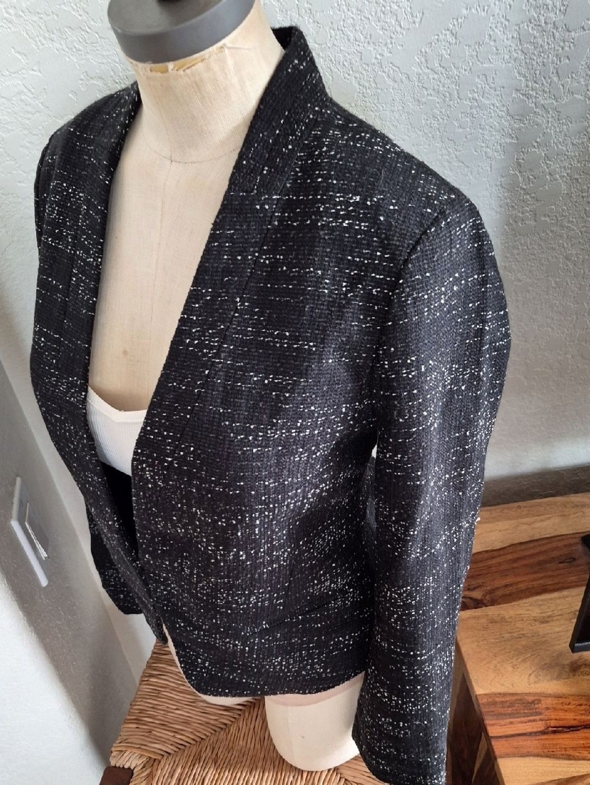 LOFT Tweed, Black & Wht, w/ruffle backwaist & hook clousure Blazer Sz 8 Petite