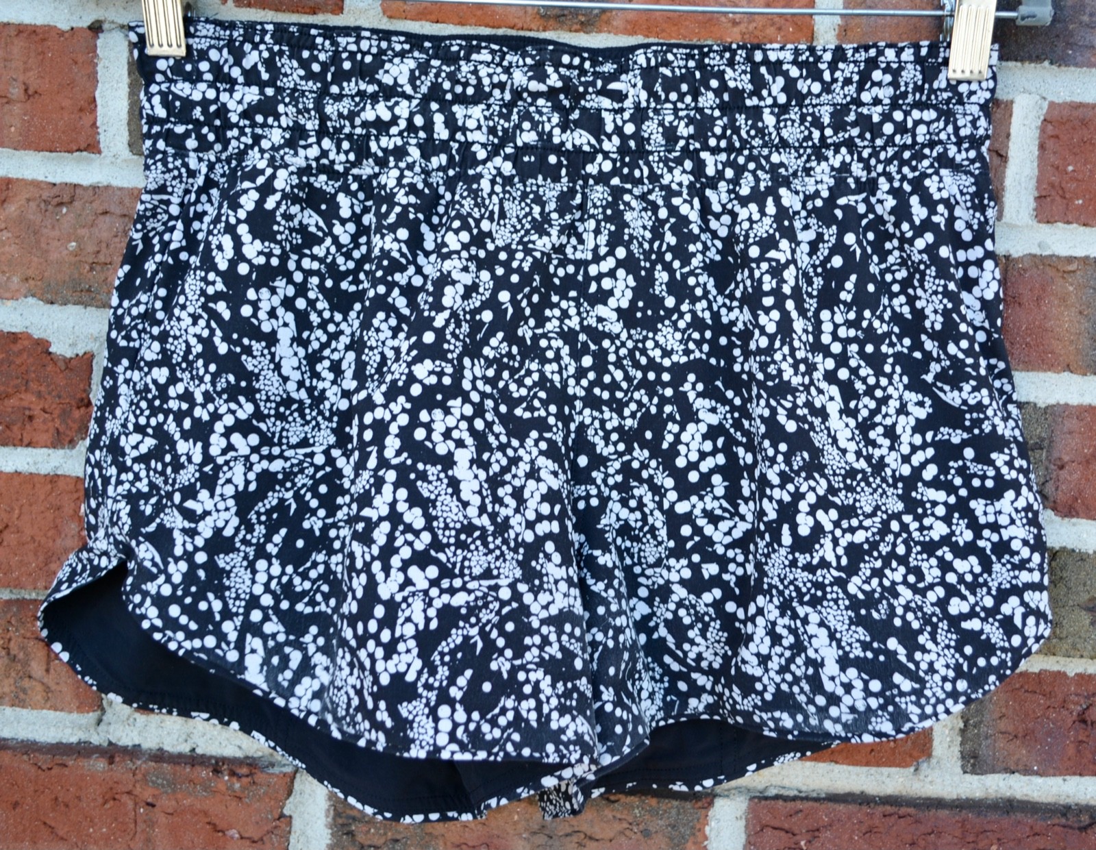 Lululemon Women’s Size 6 Choose A Side Short 3″ Reversible Black / Chirasu Black