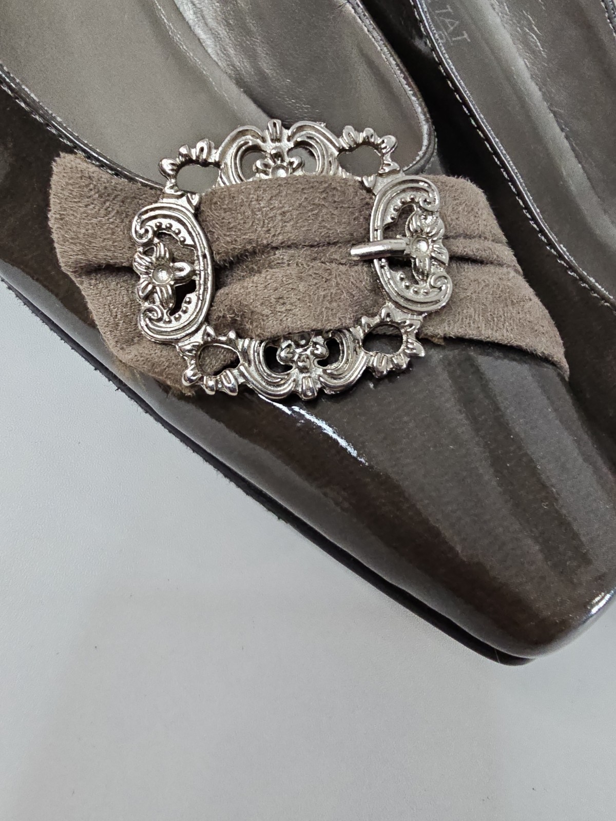 VTG Coup D’Etat Gray Patent & Suede Pumps Ornate Buckle Women’s Size 8.5M
