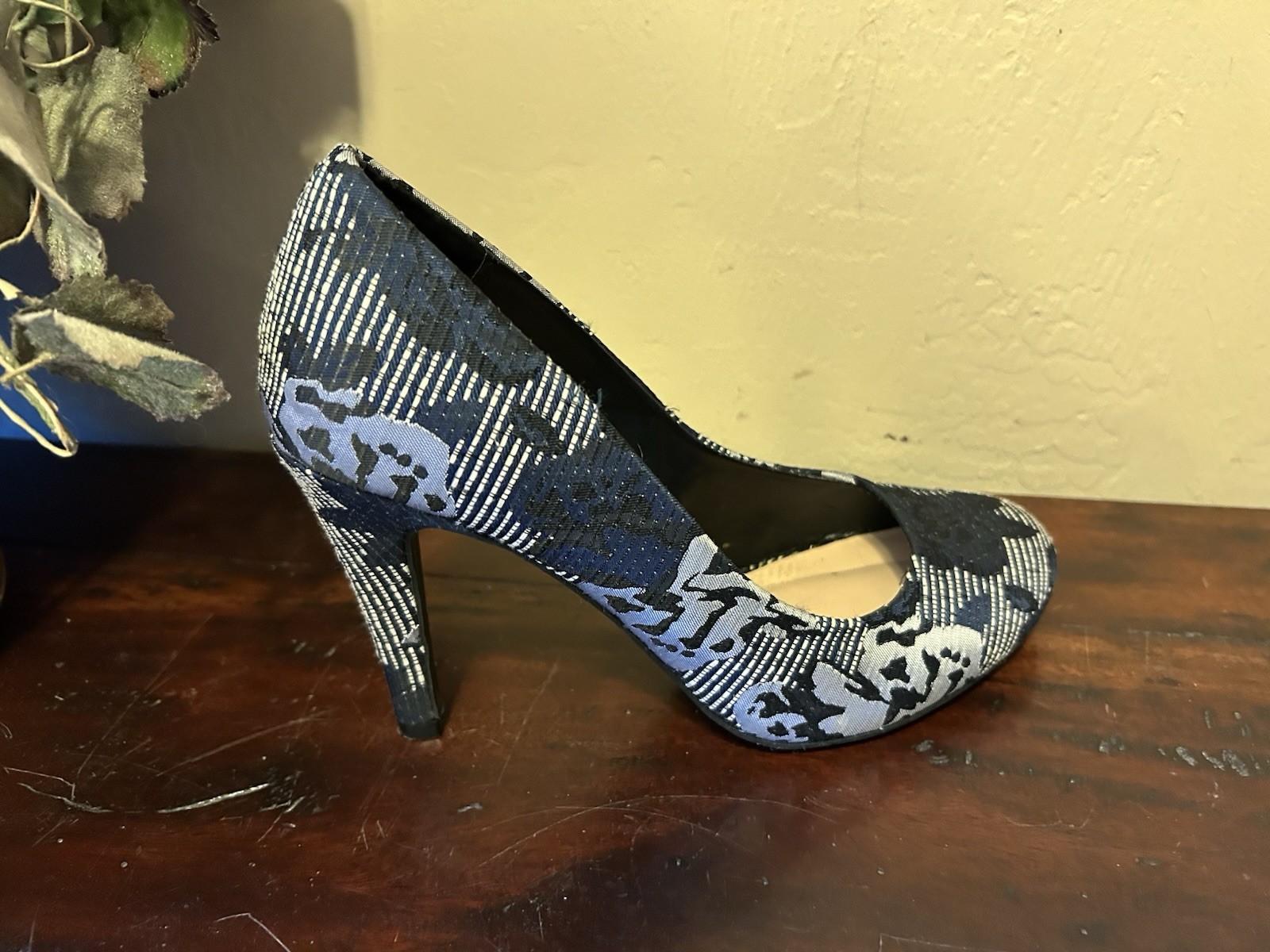 New Kelly & Katie “Larrissa” 4″ heels Shoes~Navy & Silver~Size 7.5M