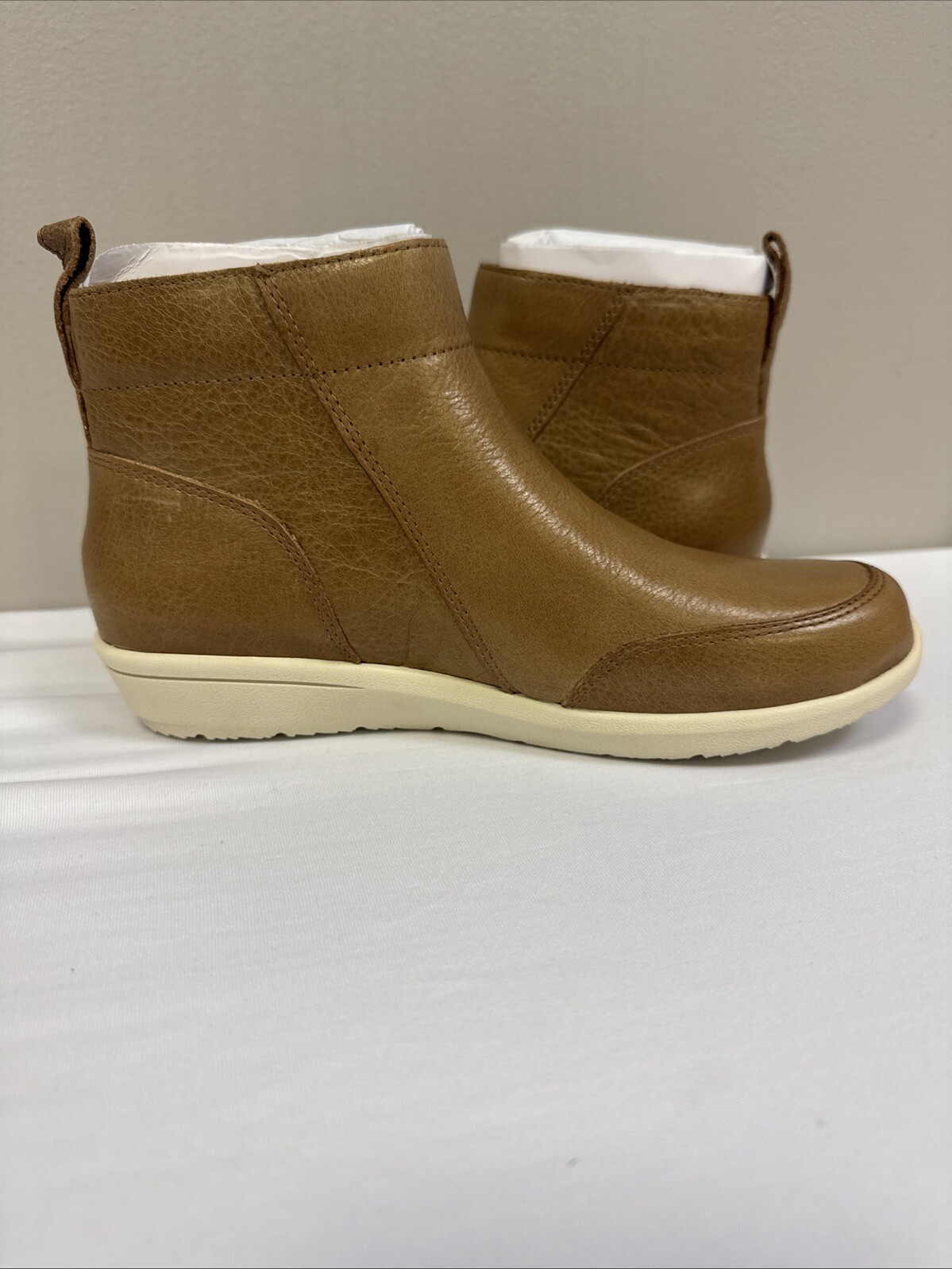 Vionic Women’s Lois FG Magnolia Wheat Boots Size 5
