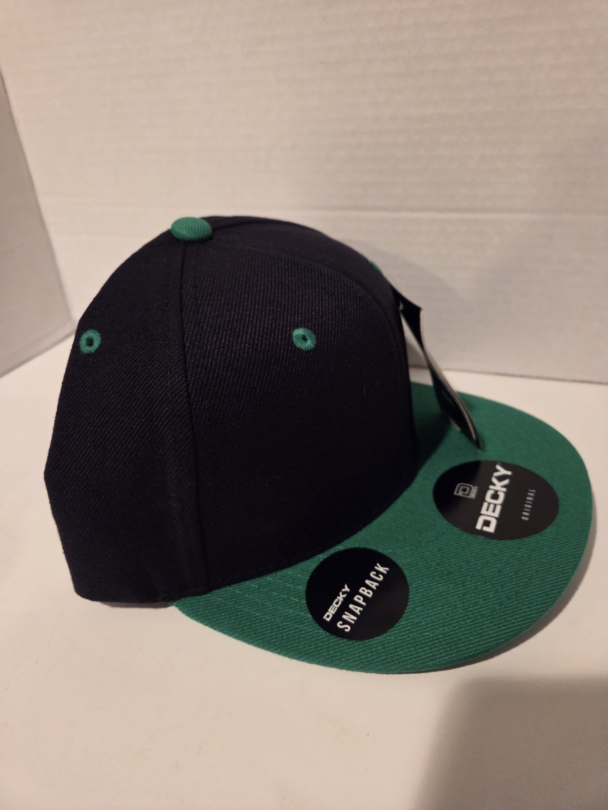 Decky 351 – Blank 2-Tone Snapback Hat, 6 Panel Flat Bill Polyester Black & Green