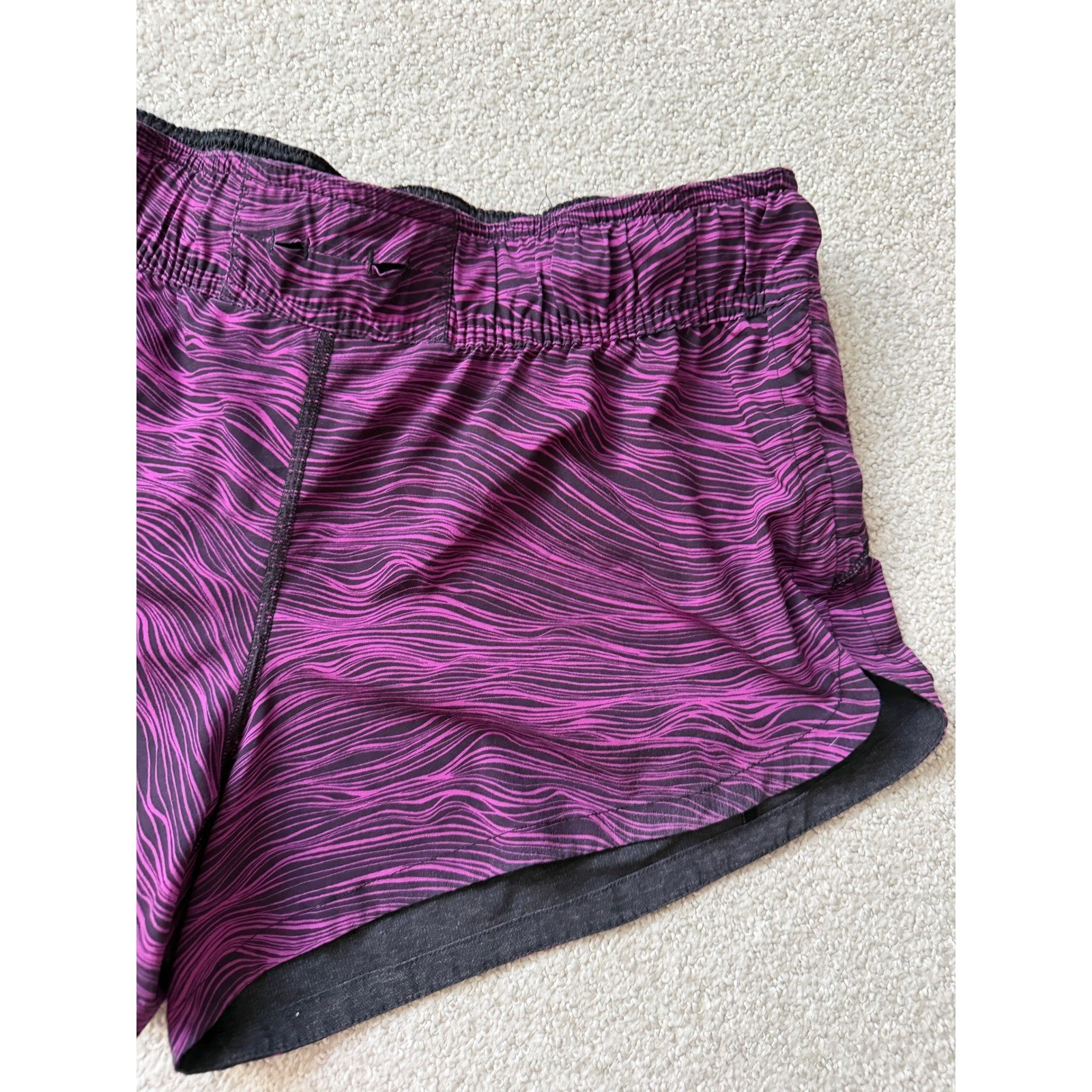 Lululemon Choose a Side Reversible Shorts Size 8 Charcoal Grey Purple Zebra Wave