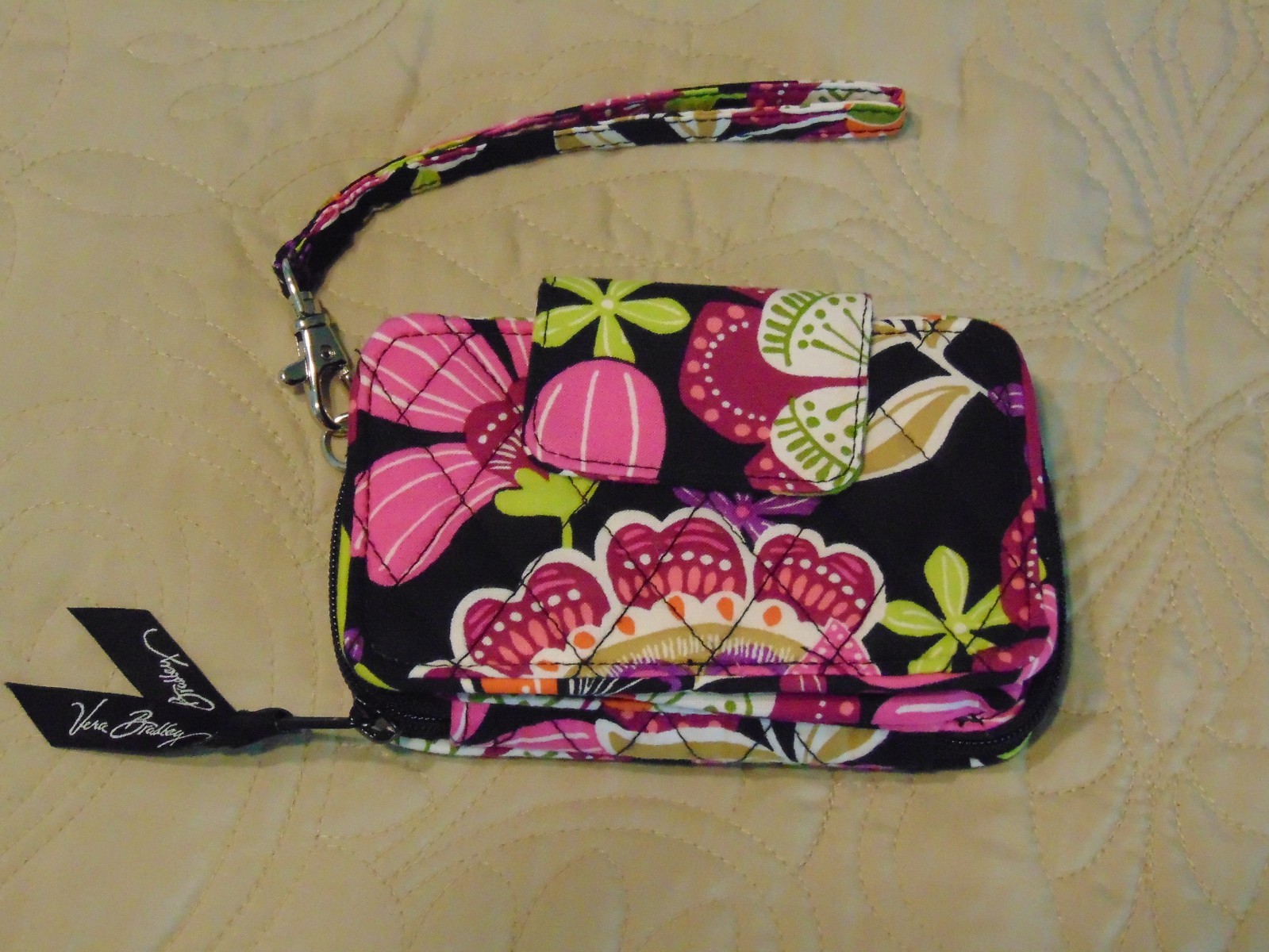 NWOT VERA BRADLEY SMARTPHONE WRISTLET – PIROUETTE PINK – FREE EXPEDITED SHIPPING