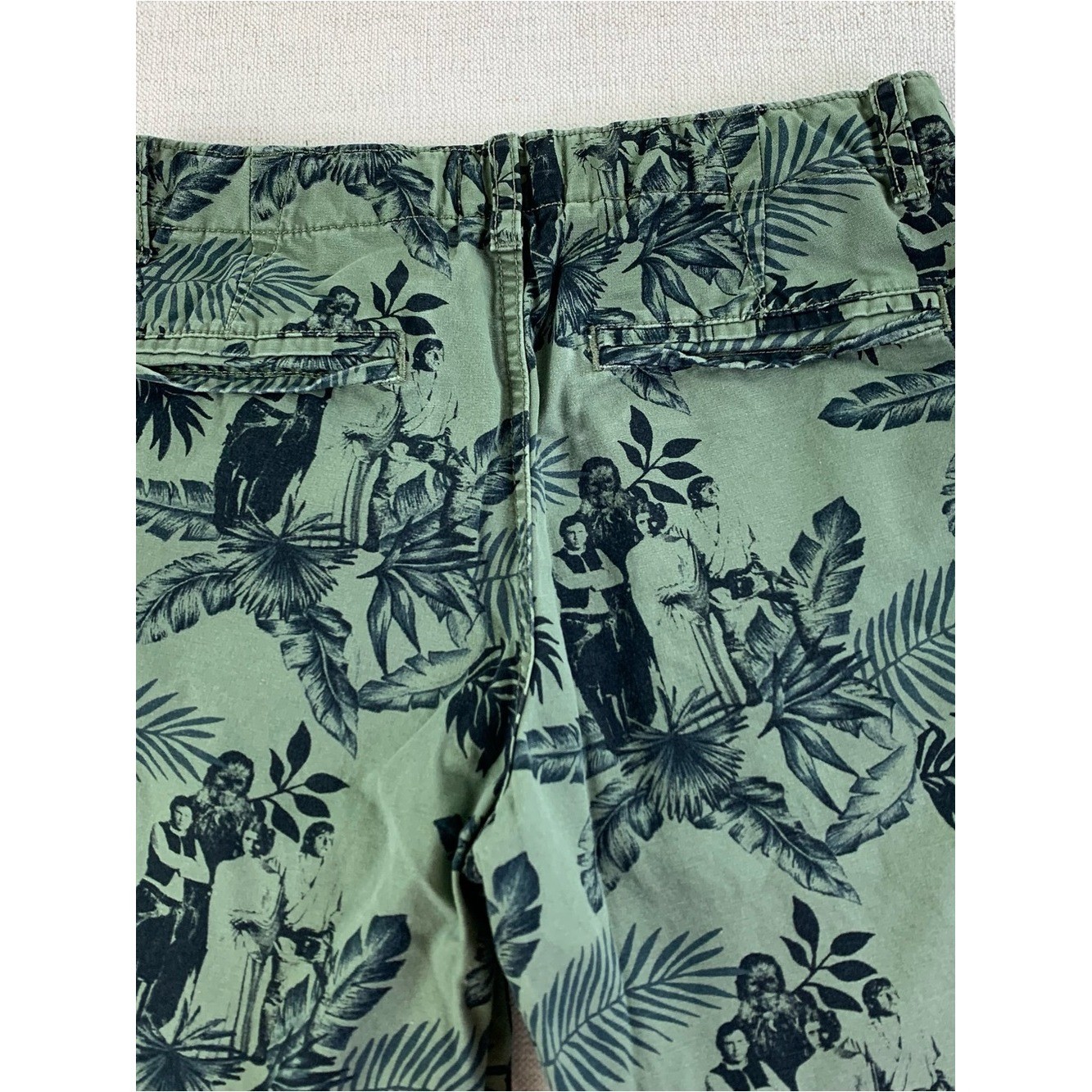 Gap Boy’s Star War printed cargo chino shorts in green black size 12