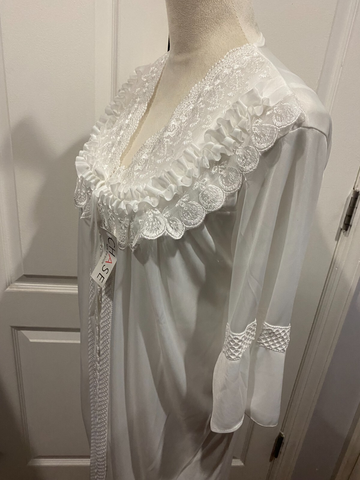 Silky Sleeveless Nightgown w/Robe Embroidery Lace Floral Design White Size XL