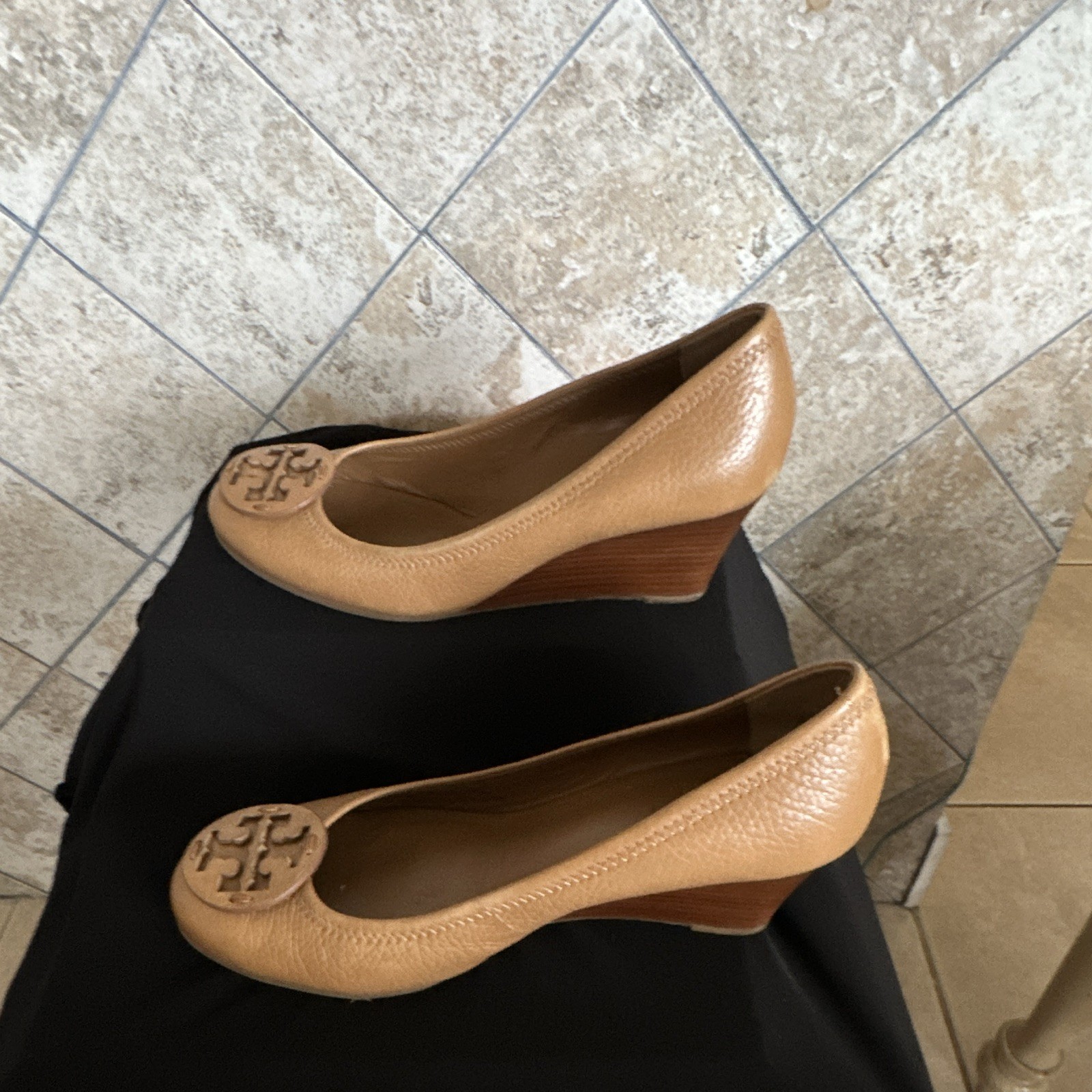 Tory Burch Beige Leather Round Toe Logo Wedge Pump Heels Slip On US 8 M