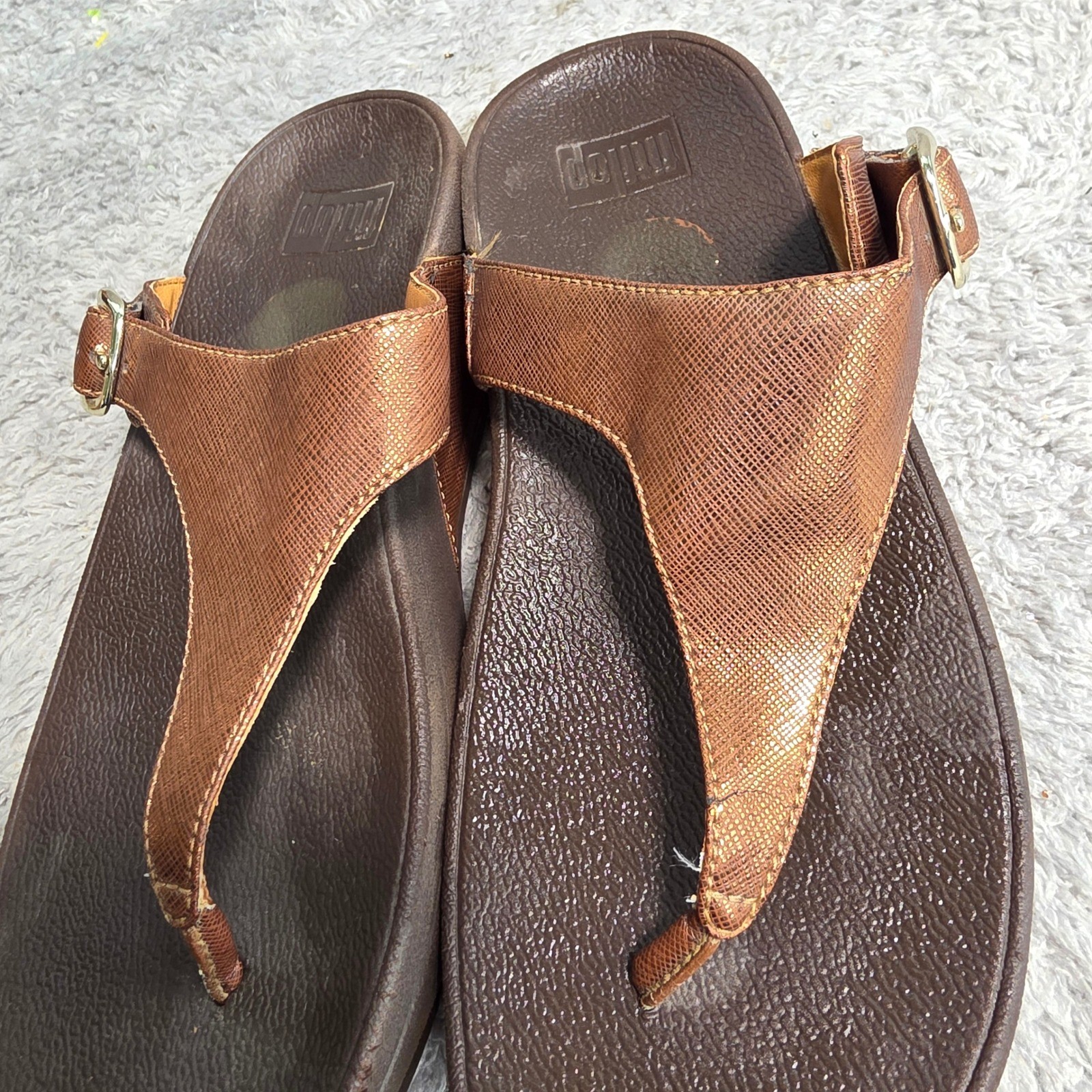 FitFlop Microwobbleboard Thong Sandals Bronze Metallic Buckle Womens 5 Good