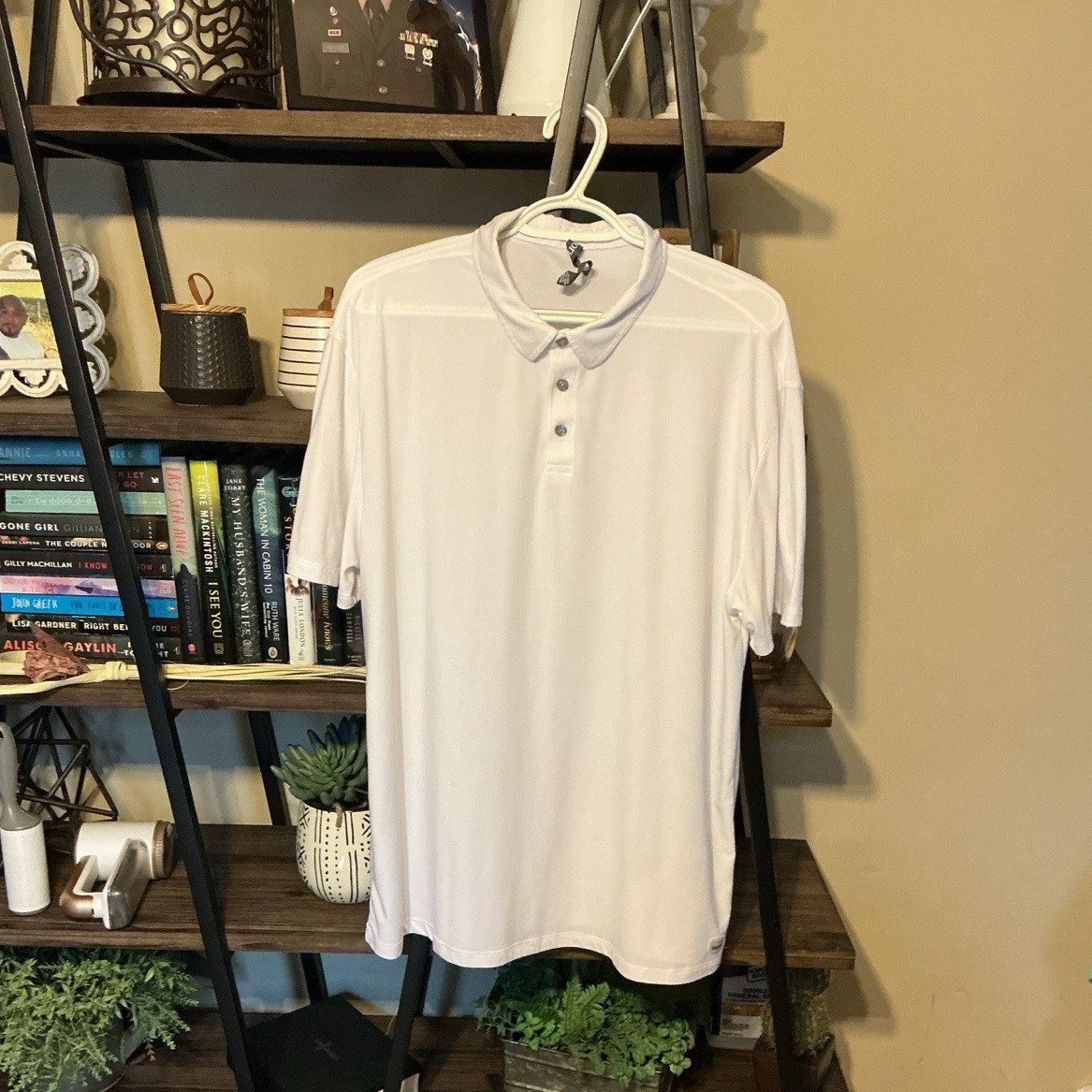 Vuori Men’s White Solid Polo Shirt XL Short Sleeve Collared Button Poly/Elast