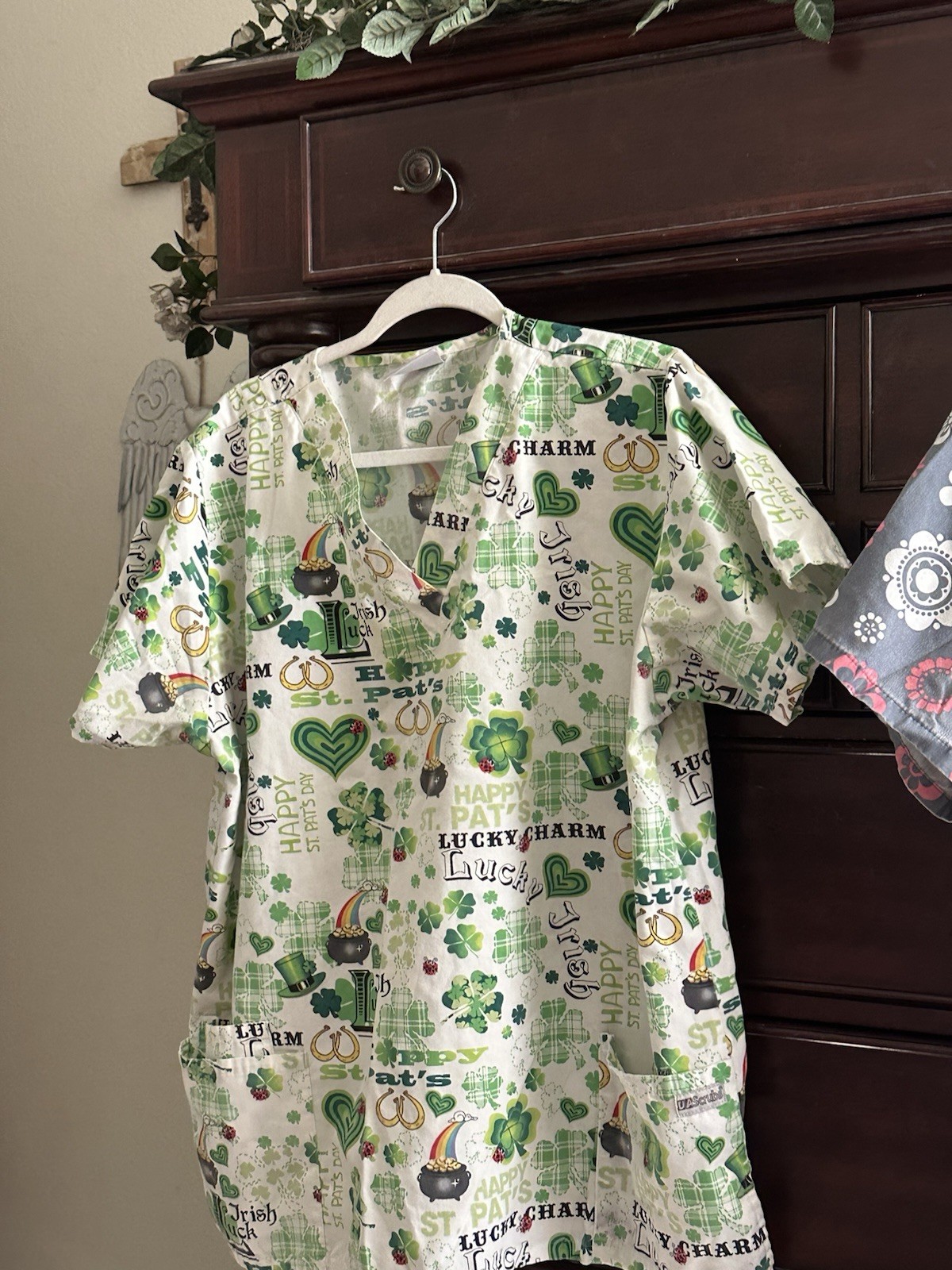 UA Scrubs Women’s Medical Scrub Top V-Neck St. Patrick’s Print 2X Green White