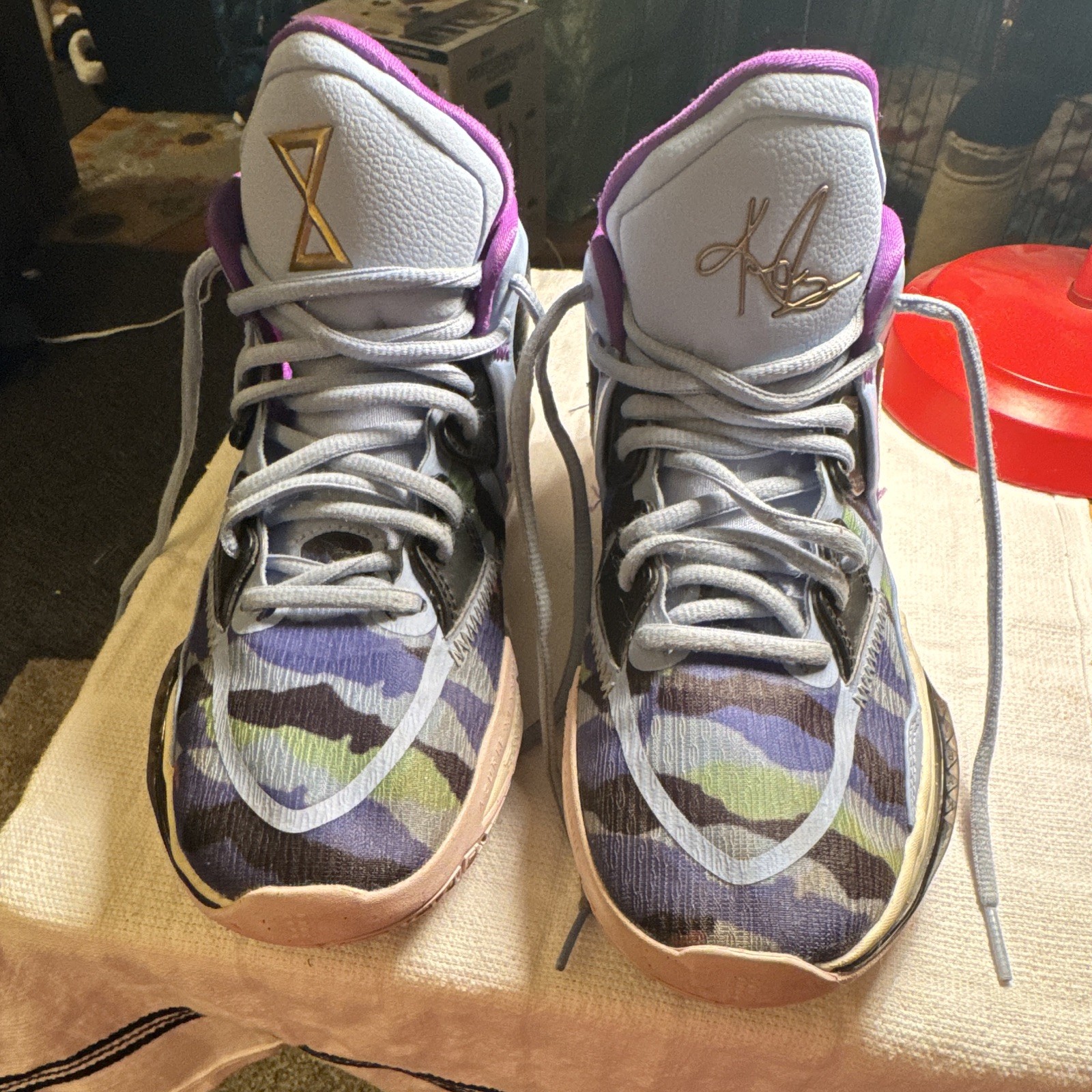 Nike Kyrie Irving Men’s Mid Top Basketball Sneakers Purple/Gray Camo DD0334-400