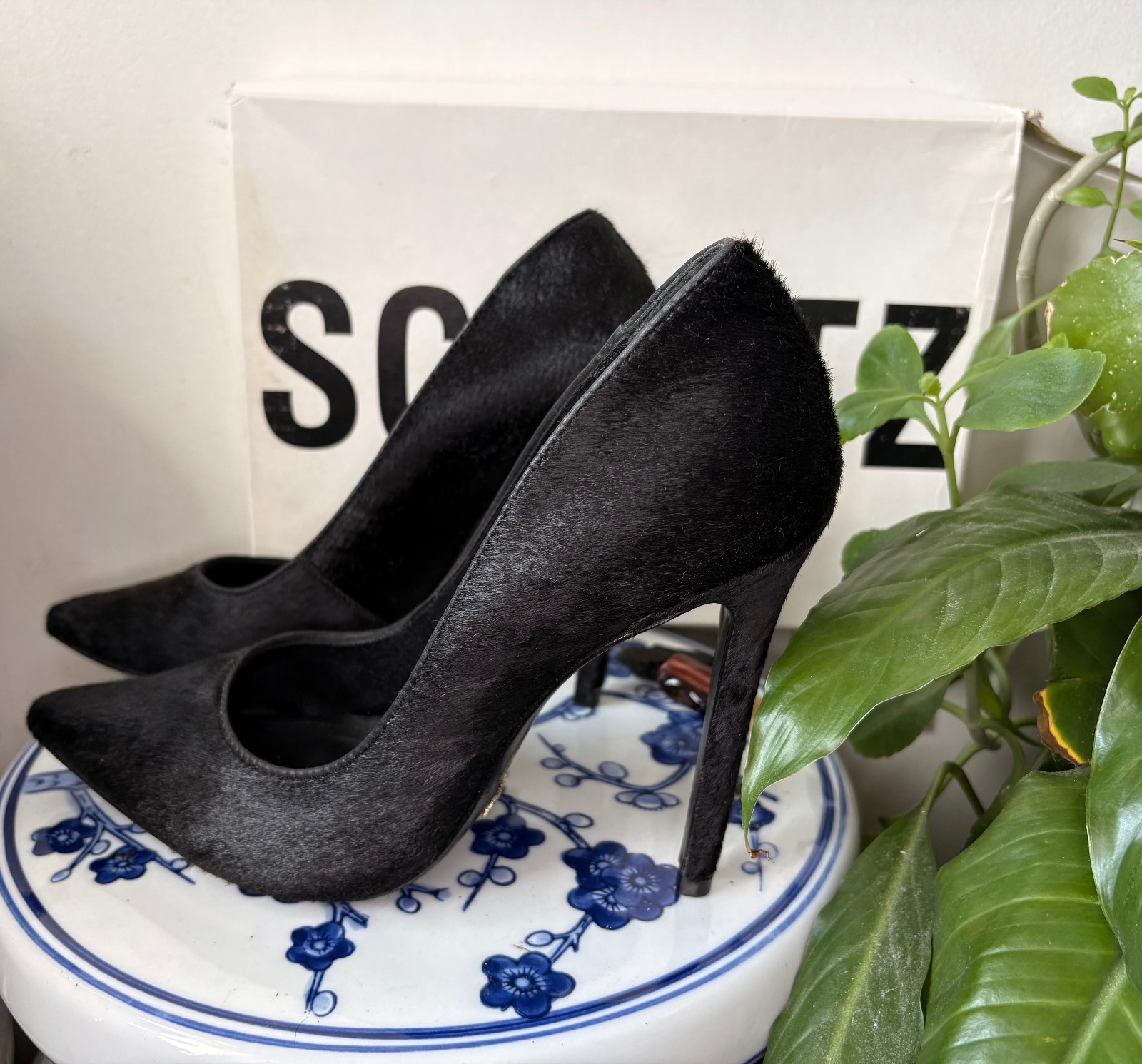 Schutz Gilberta – Black pointed calf hair pumps