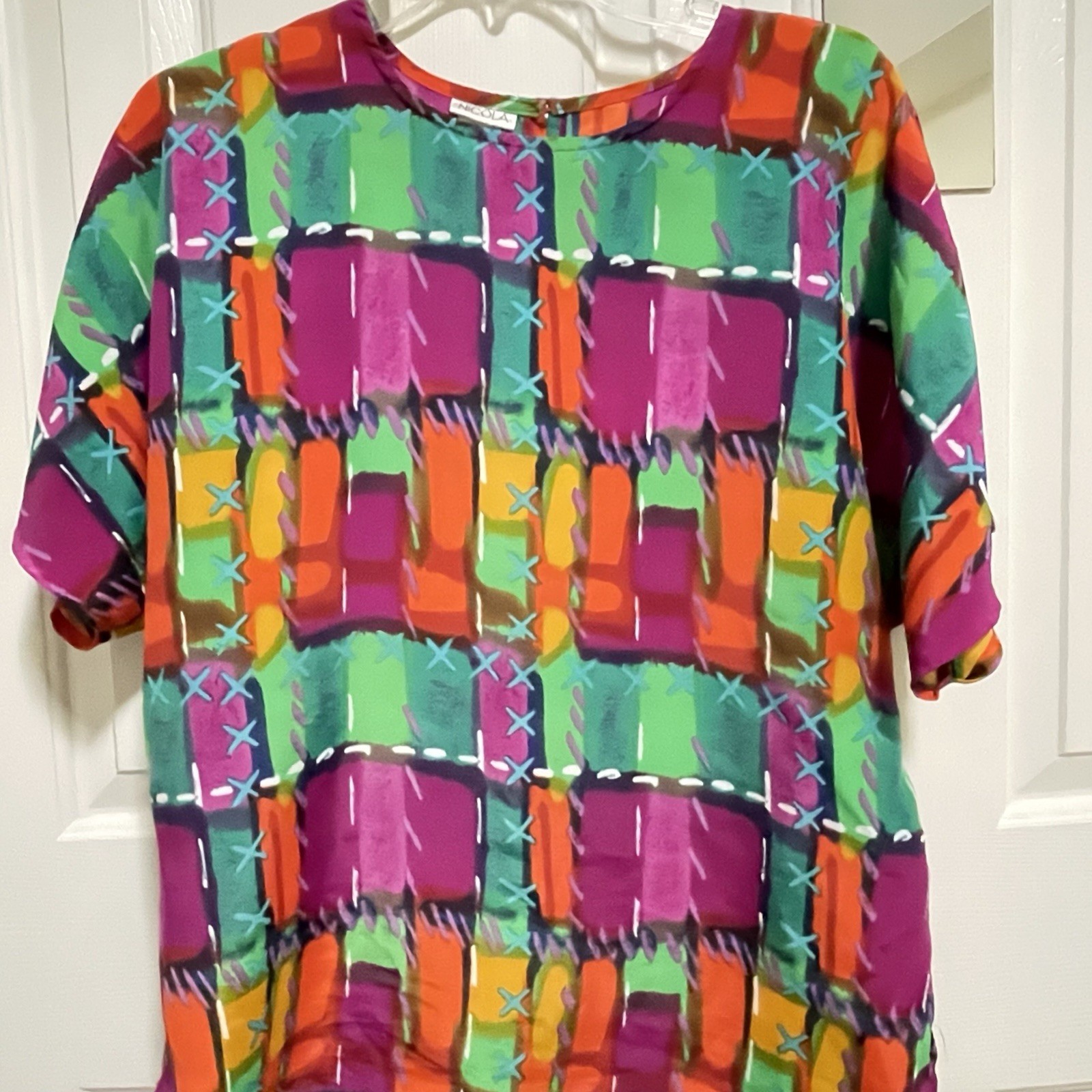 NICOLA Women’s L Geometric Short Sleeve Round Neck Button Back Blouse Multicolor