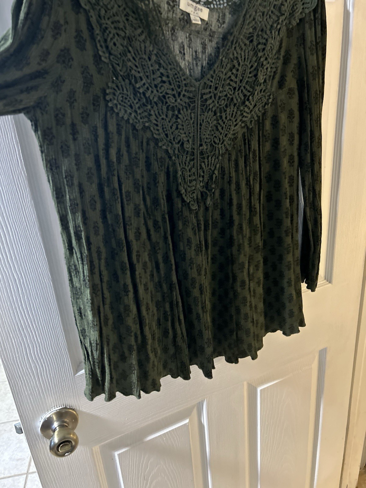 Dark Green Umgee Blouse Features An Intricate Lace Neckline Size Large L